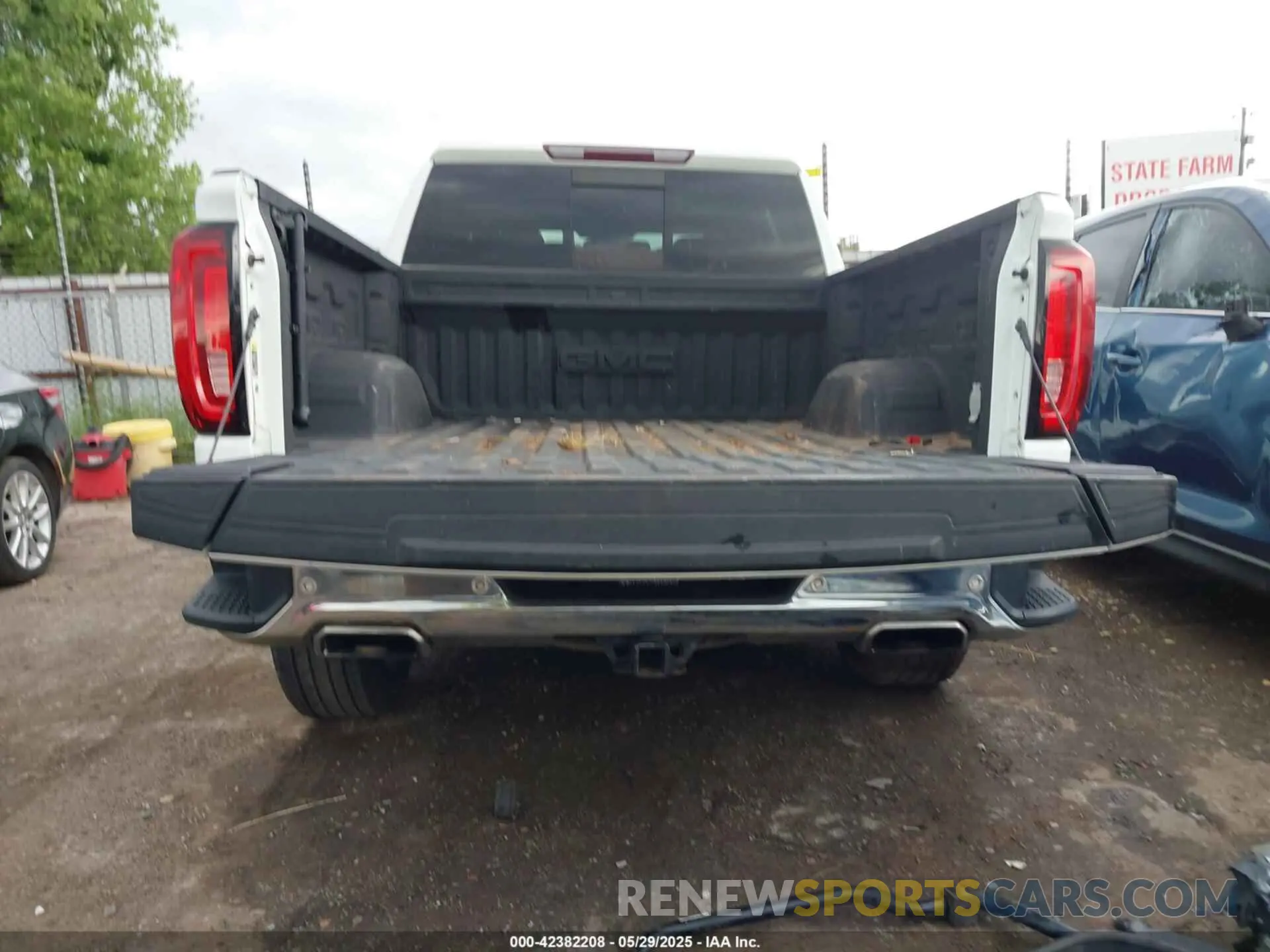 17 Photograph of a damaged car 3GTU9DED1LG352675 GMC SIERRA 1500 2020