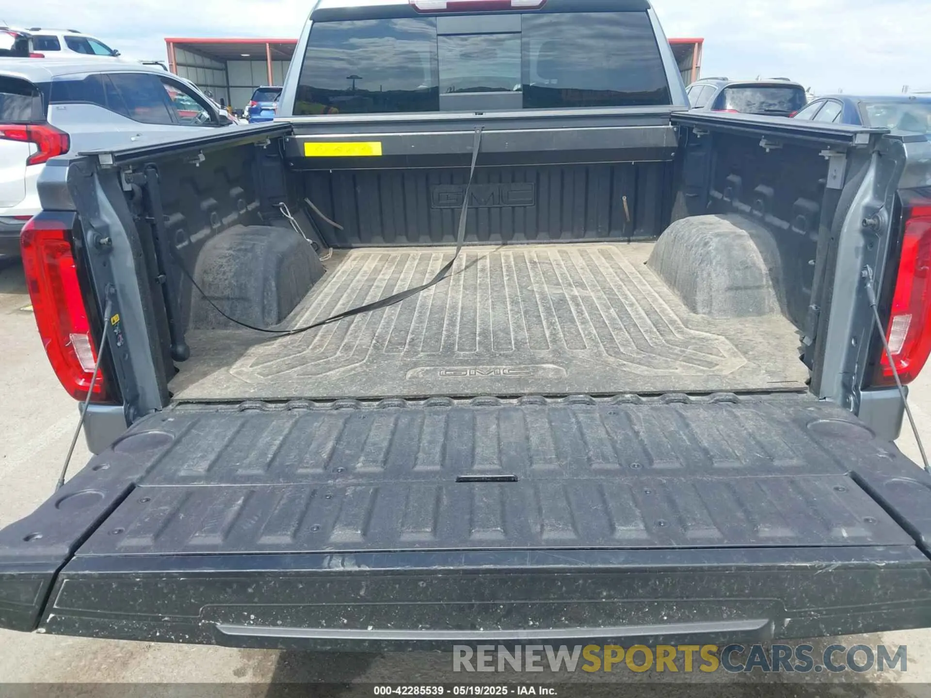 18 Photograph of a damaged car 3GTU9DED8LG417473 GMC SIERRA 1500 2020
