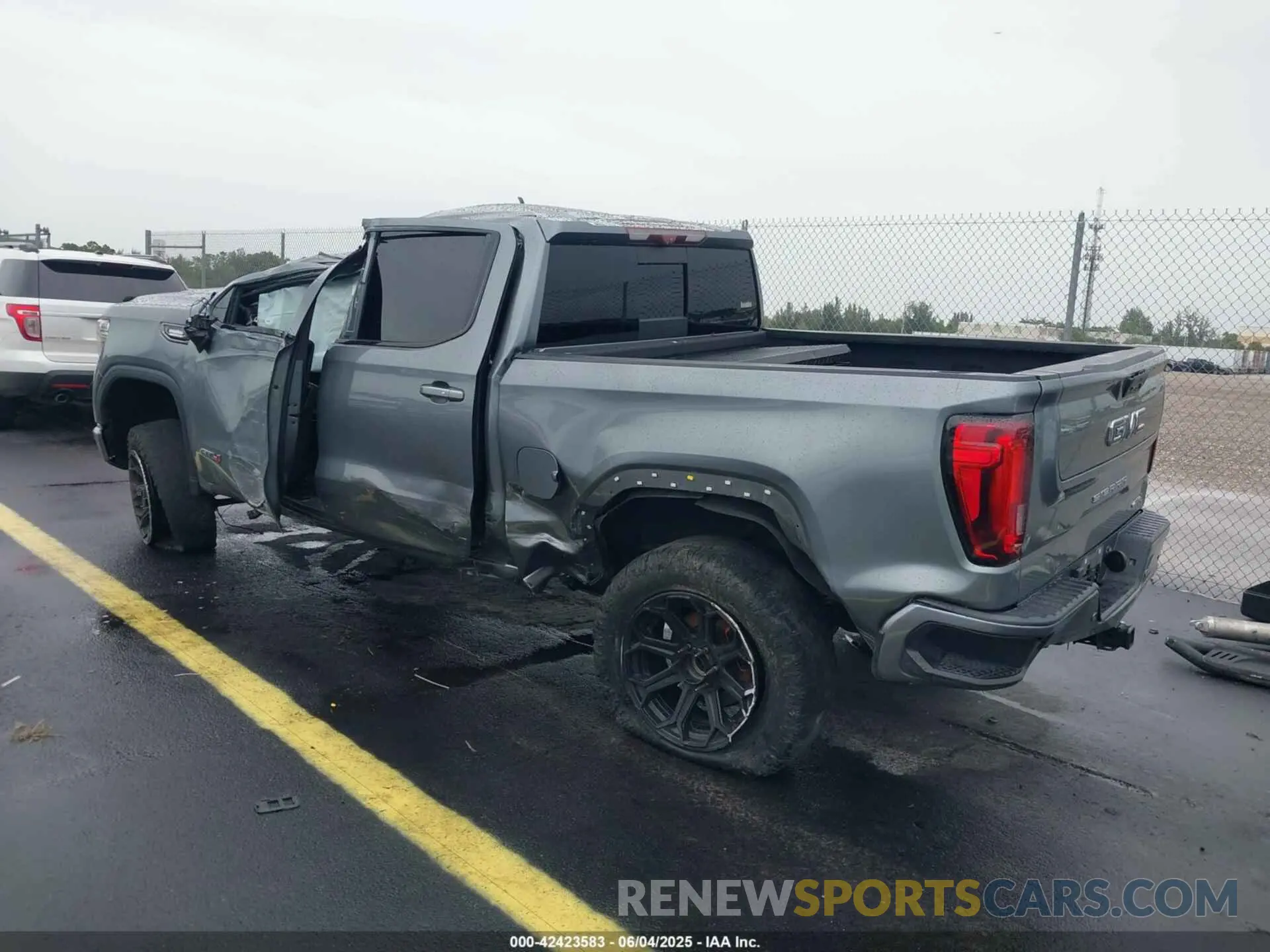 3 Photograph of a damaged car 3GTU9EET2LG419748 GMC SIERRA 1500 2020