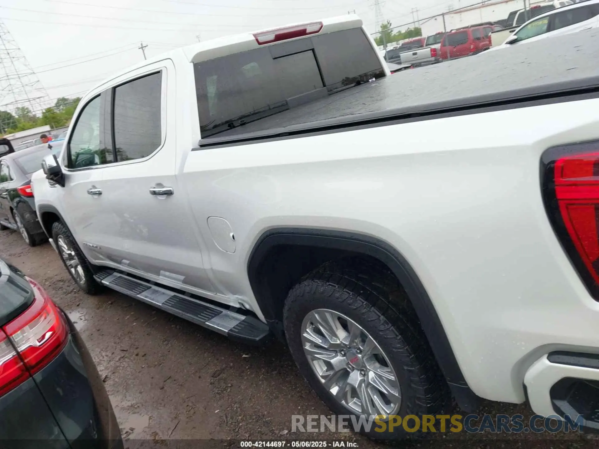 14 Photograph of a damaged car 1GTU9FED9MZ439656 GMC SIERRA 1500 2021