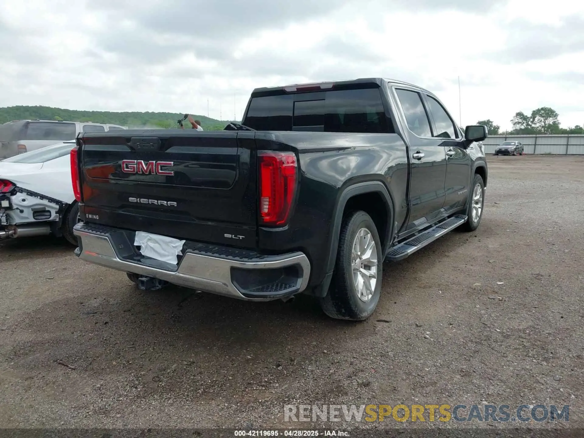 4 Photograph of a damaged car 3GTP8DED1MG111555 GMC SIERRA 1500 2021