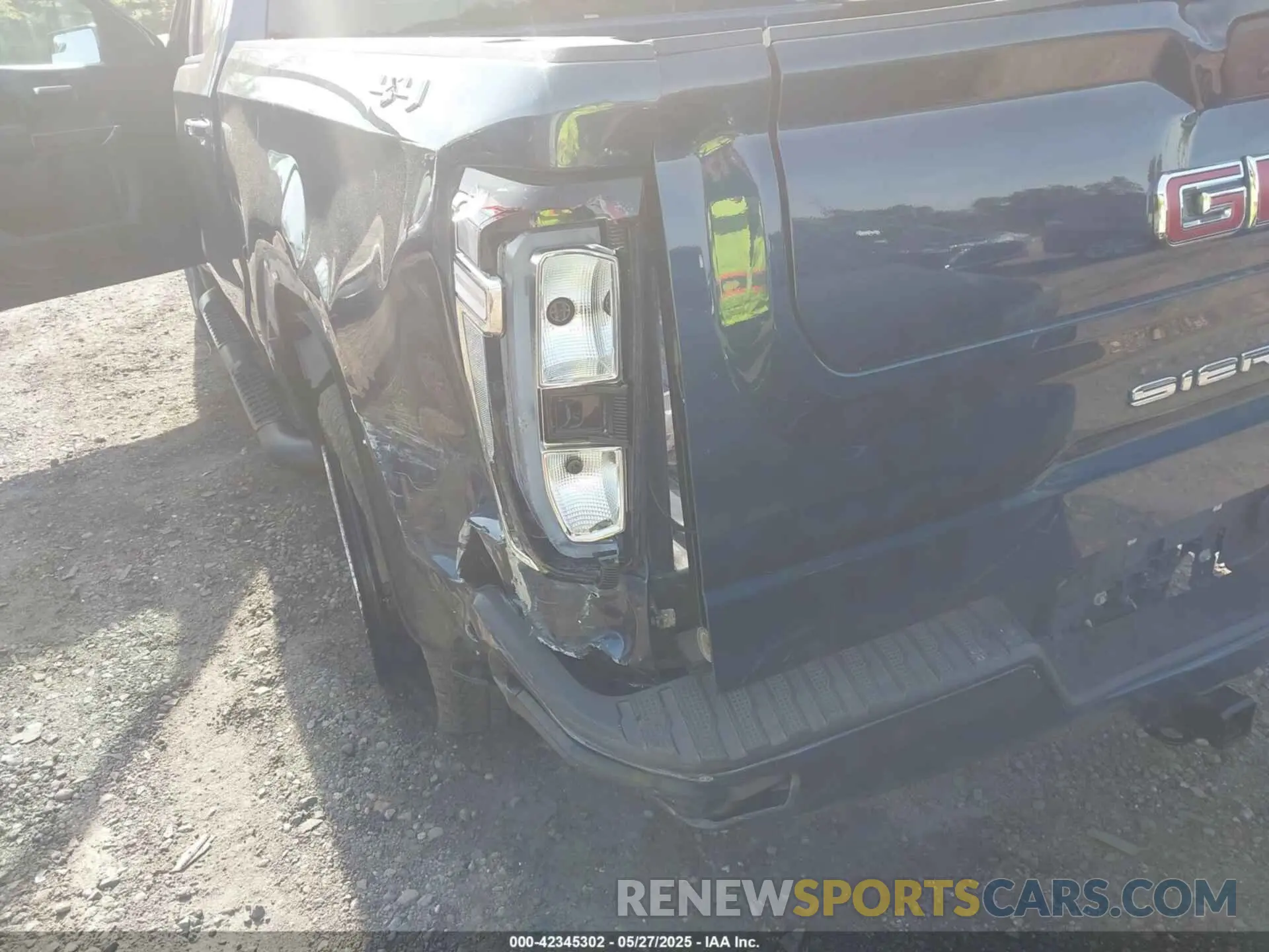 17 Photograph of a damaged car 3GTP9GEK4MG392893 GMC SIERRA 1500 2021