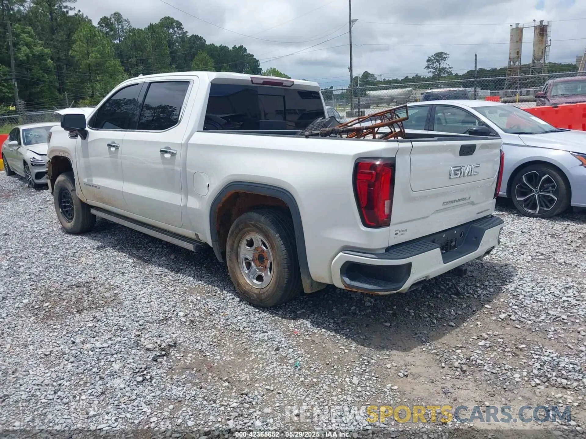 3 Photograph of a damaged car 3GTU9FEL5MG452492 GMC SIERRA 1500 2021