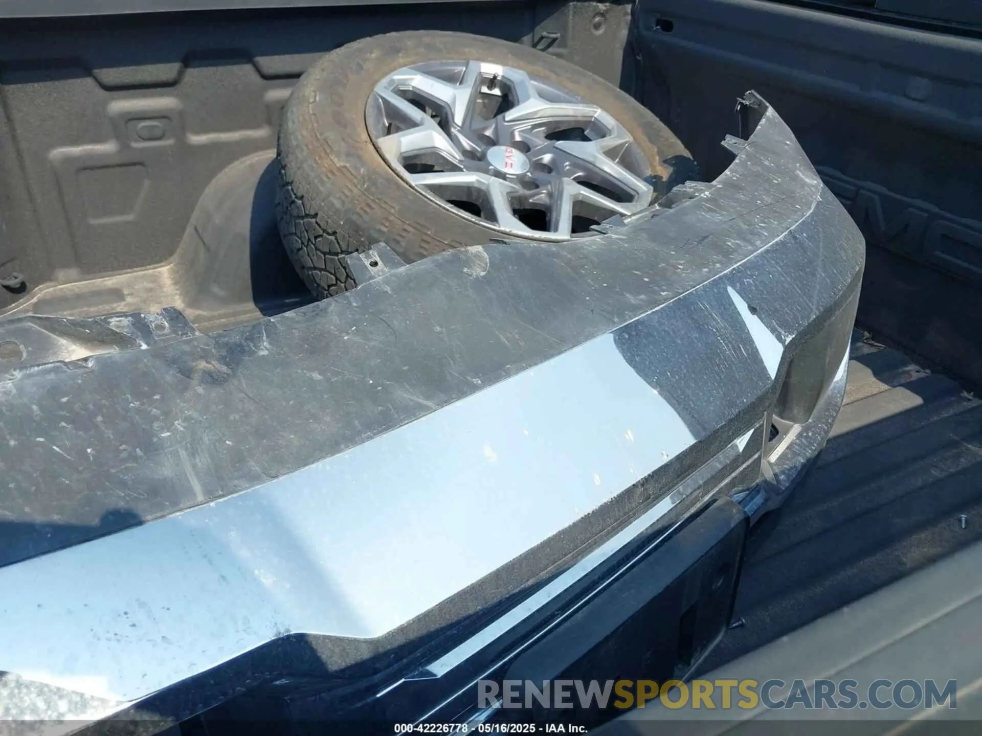 18 Photograph of a damaged car 1GTUUDED1NZ646000 GMC SIERRA 1500 2022