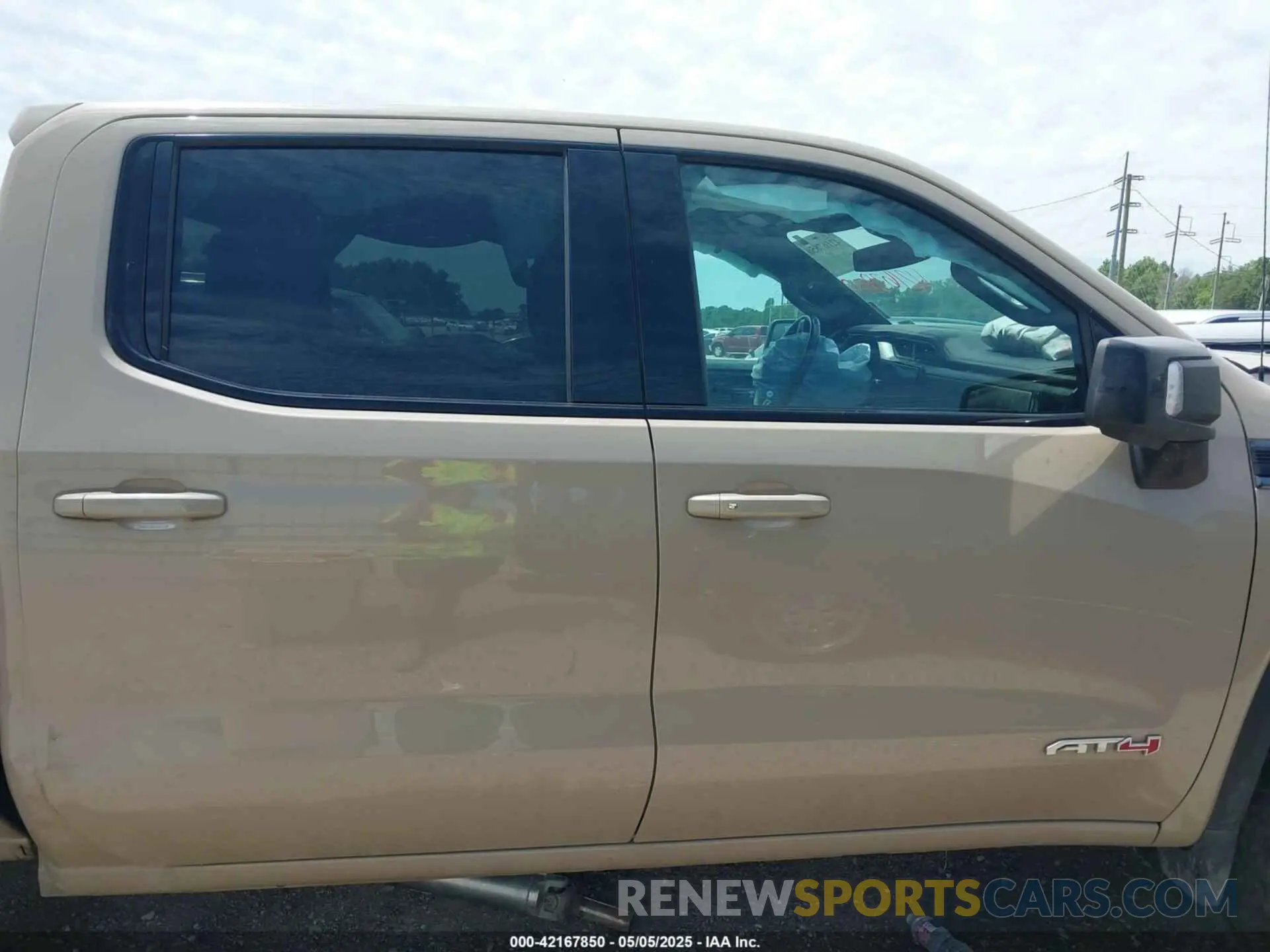 14 Photograph of a damaged car 1GTUUEET3NZ611472 GMC SIERRA 1500 2022