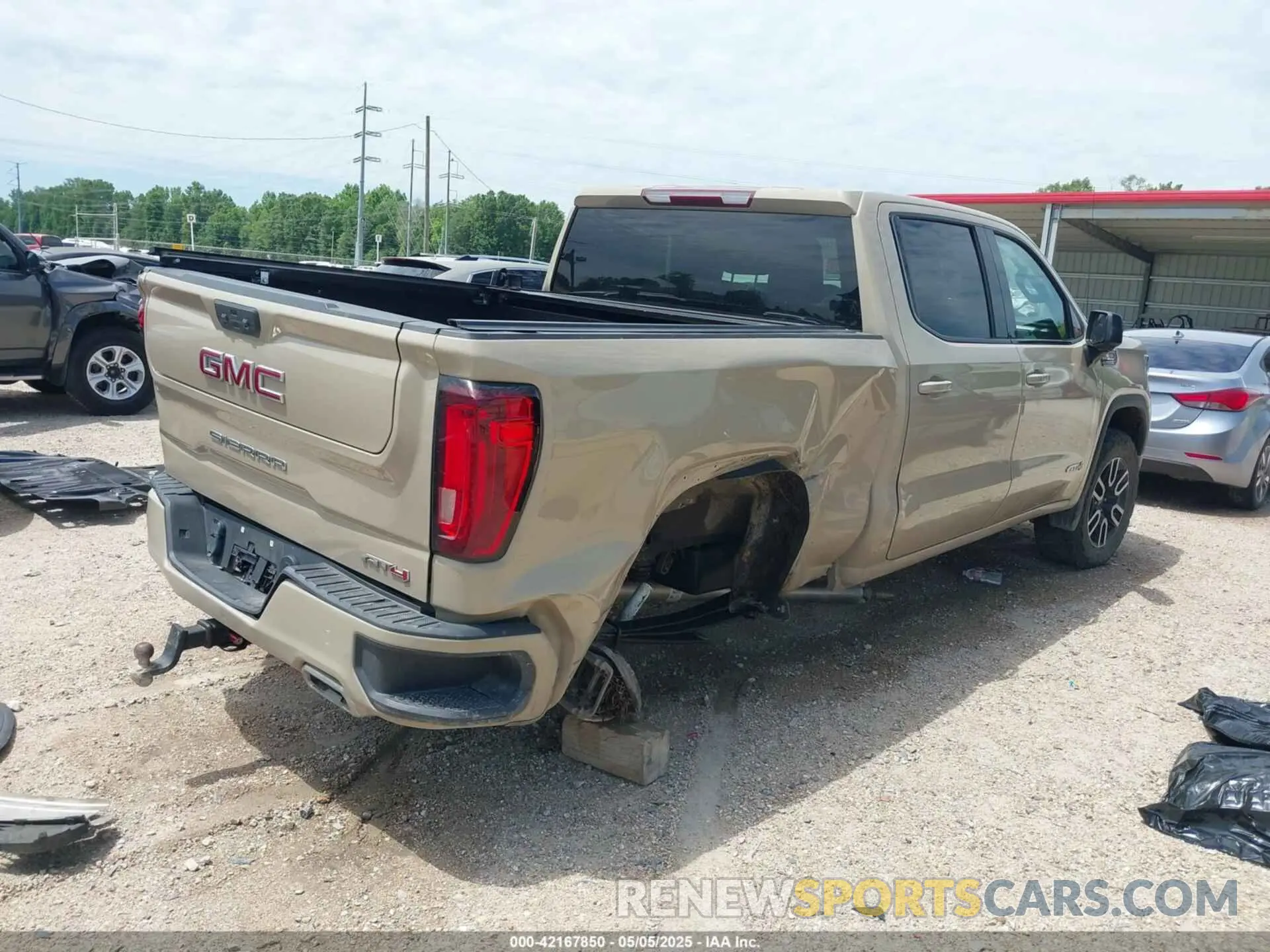 4 Photograph of a damaged car 1GTUUEET3NZ611472 GMC SIERRA 1500 2022