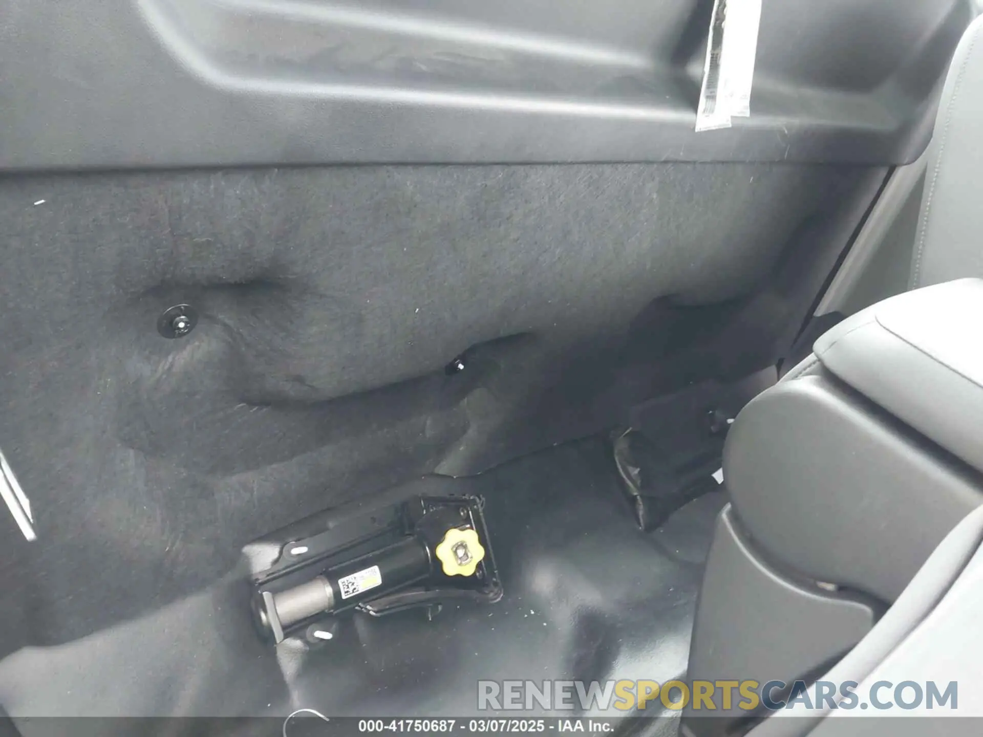 8 Photograph of a damaged car 3GTNHAEK2NG604974 GMC SIERRA 1500 2022