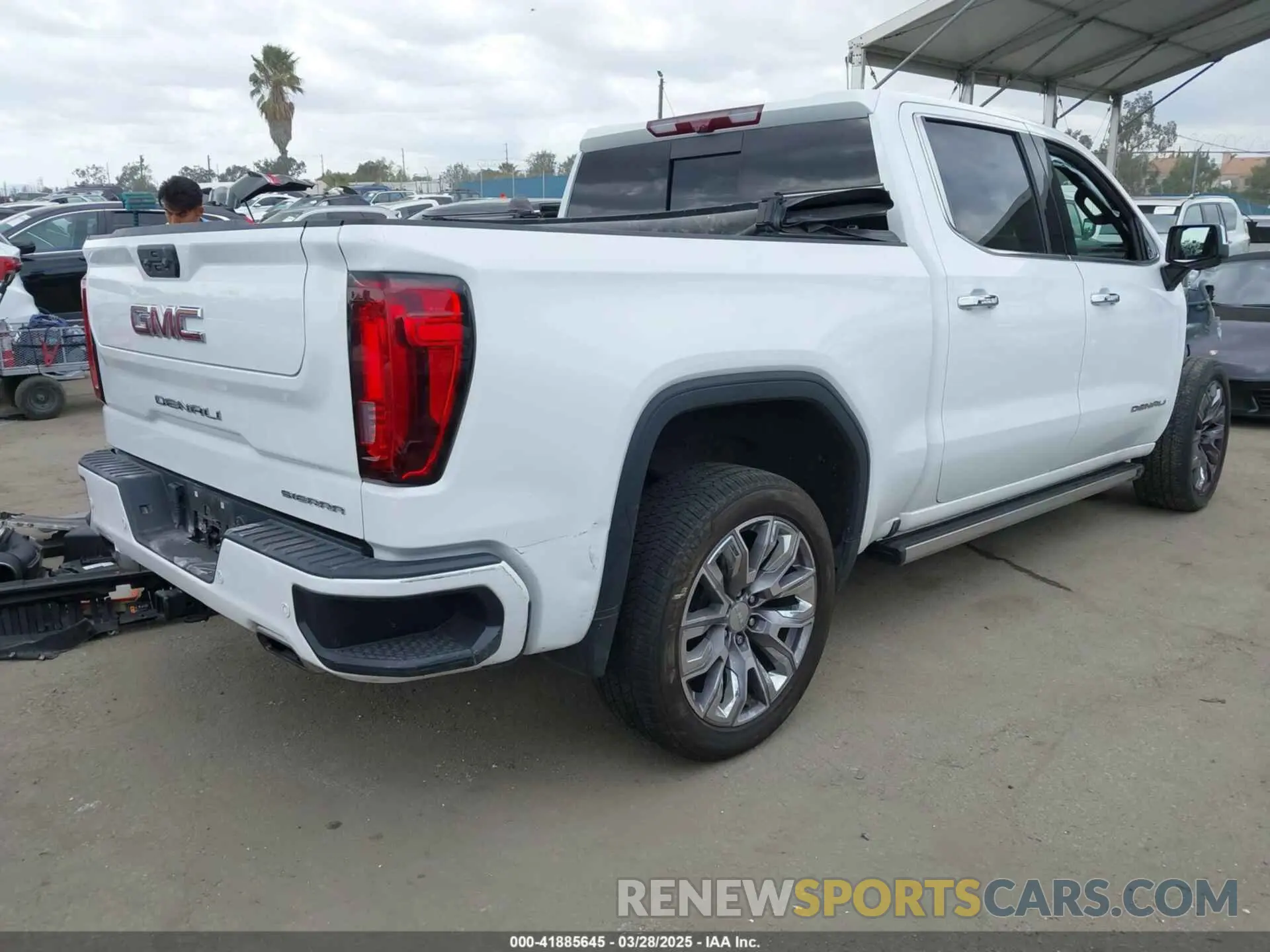 4 Photograph of a damaged car 3GTPHGEDXNG686286 GMC SIERRA 1500 2022