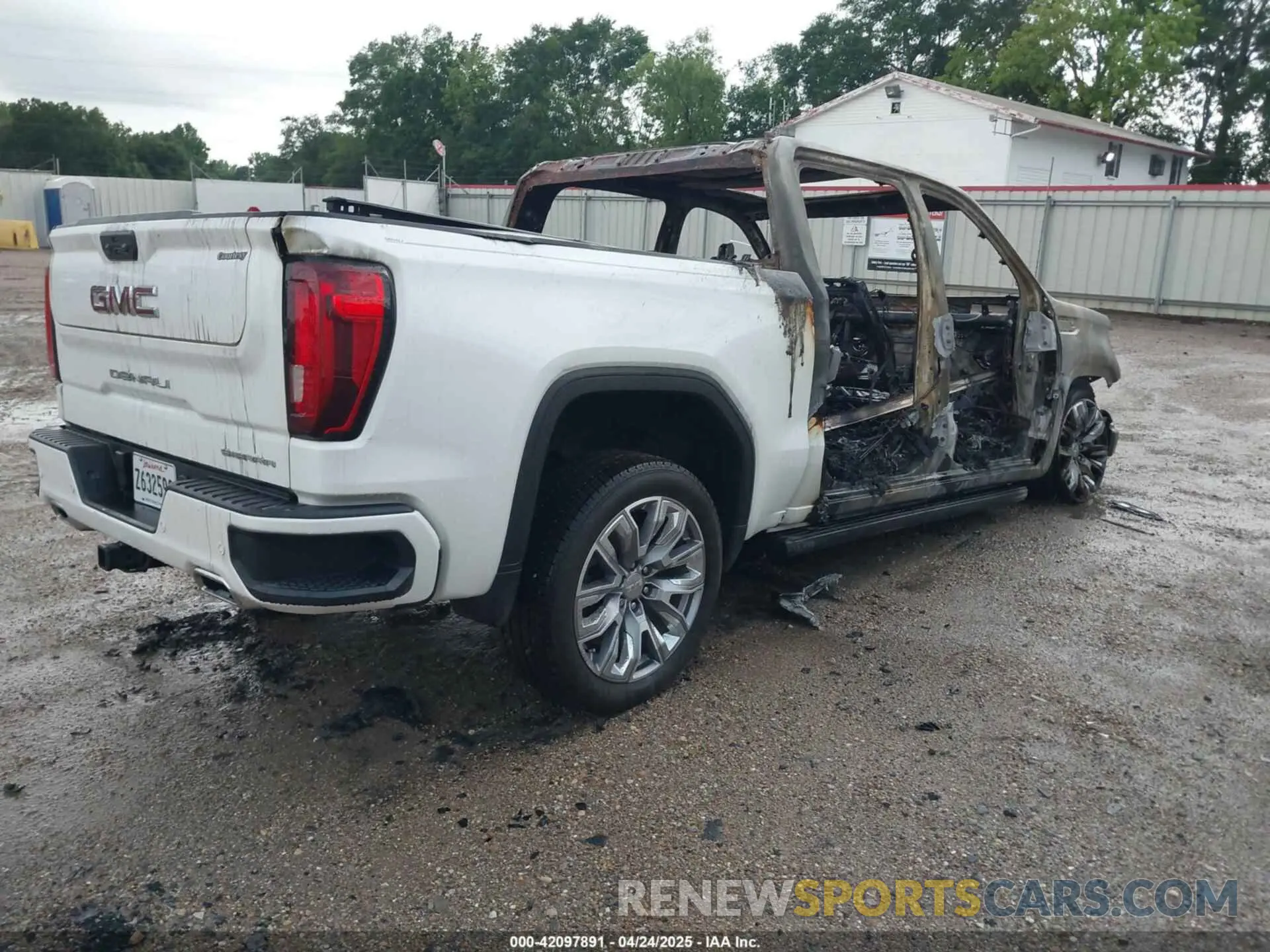 4 Photograph of a damaged car 3GTPHGET5NG613690 GMC SIERRA 1500 2022