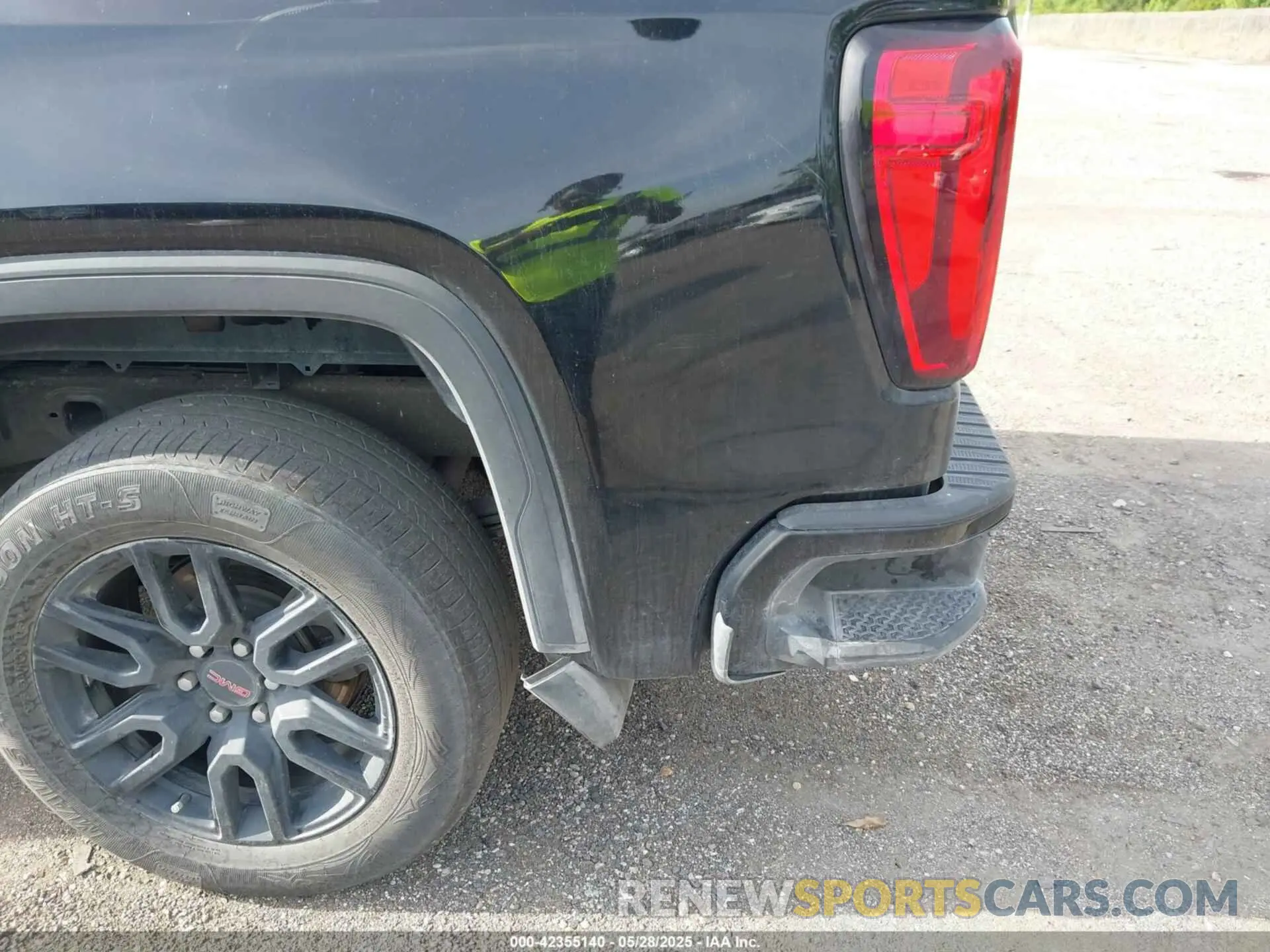 19 Photograph of a damaged car 3GTPUCEK1NG544010 GMC SIERRA 1500 2022