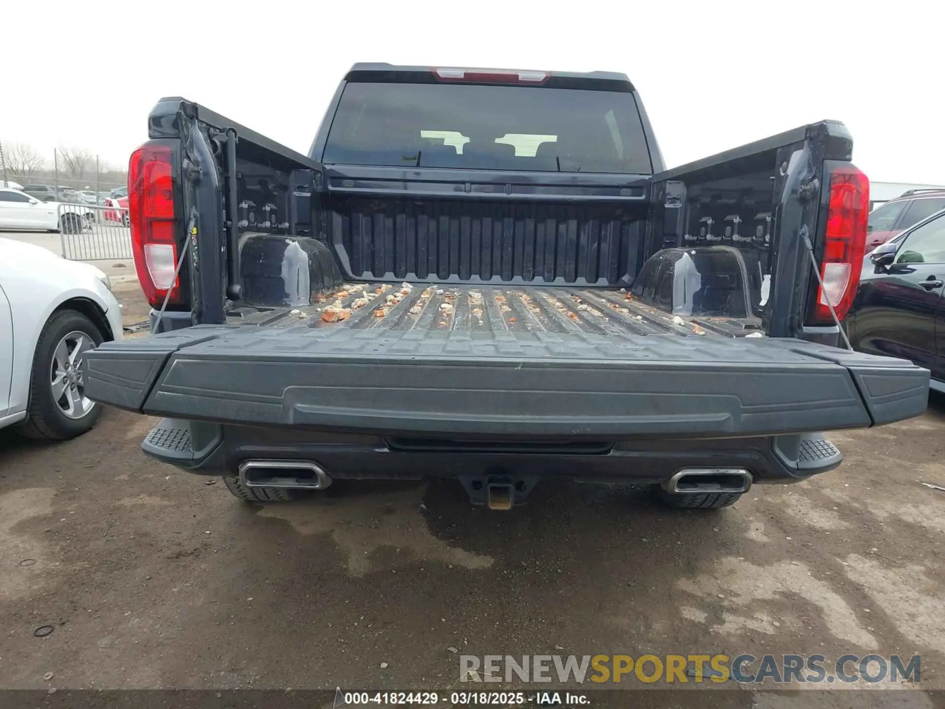17 Photograph of a damaged car 3GTUUCED2NG567591 GMC SIERRA 1500 2022