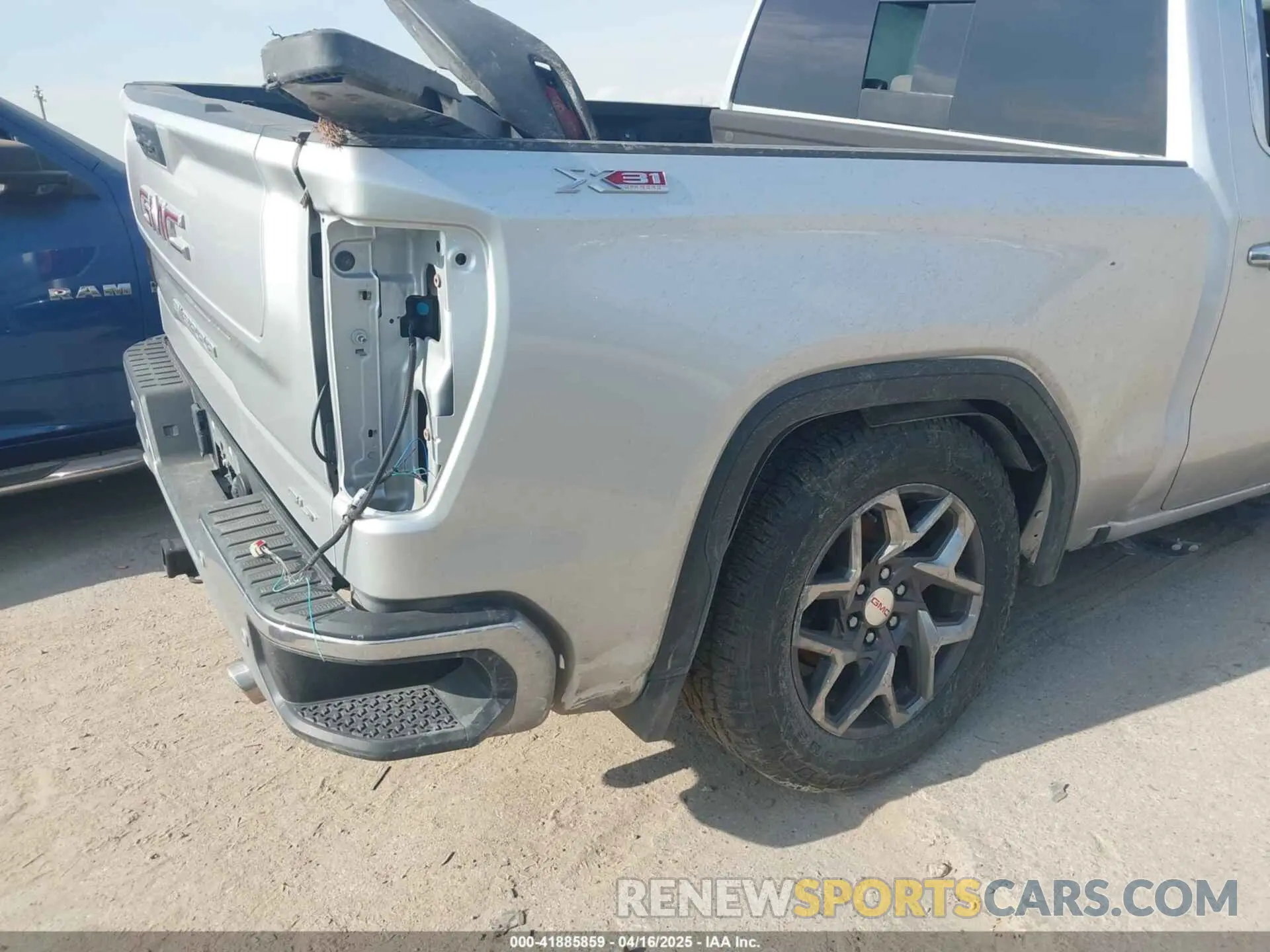 17 Photograph of a damaged car 3GTUUDET3NG616052 GMC SIERRA 1500 2022
