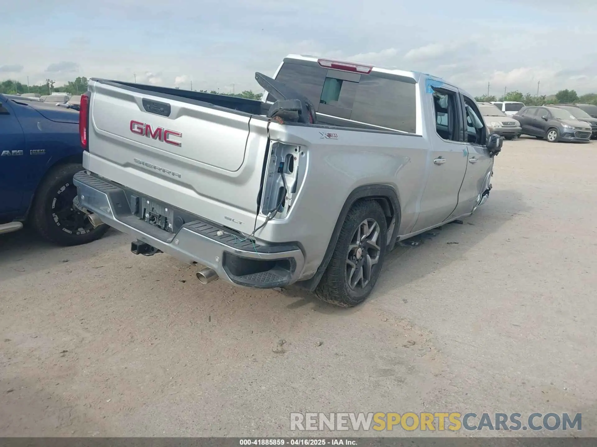 4 Photograph of a damaged car 3GTUUDET3NG616052 GMC SIERRA 1500 2022