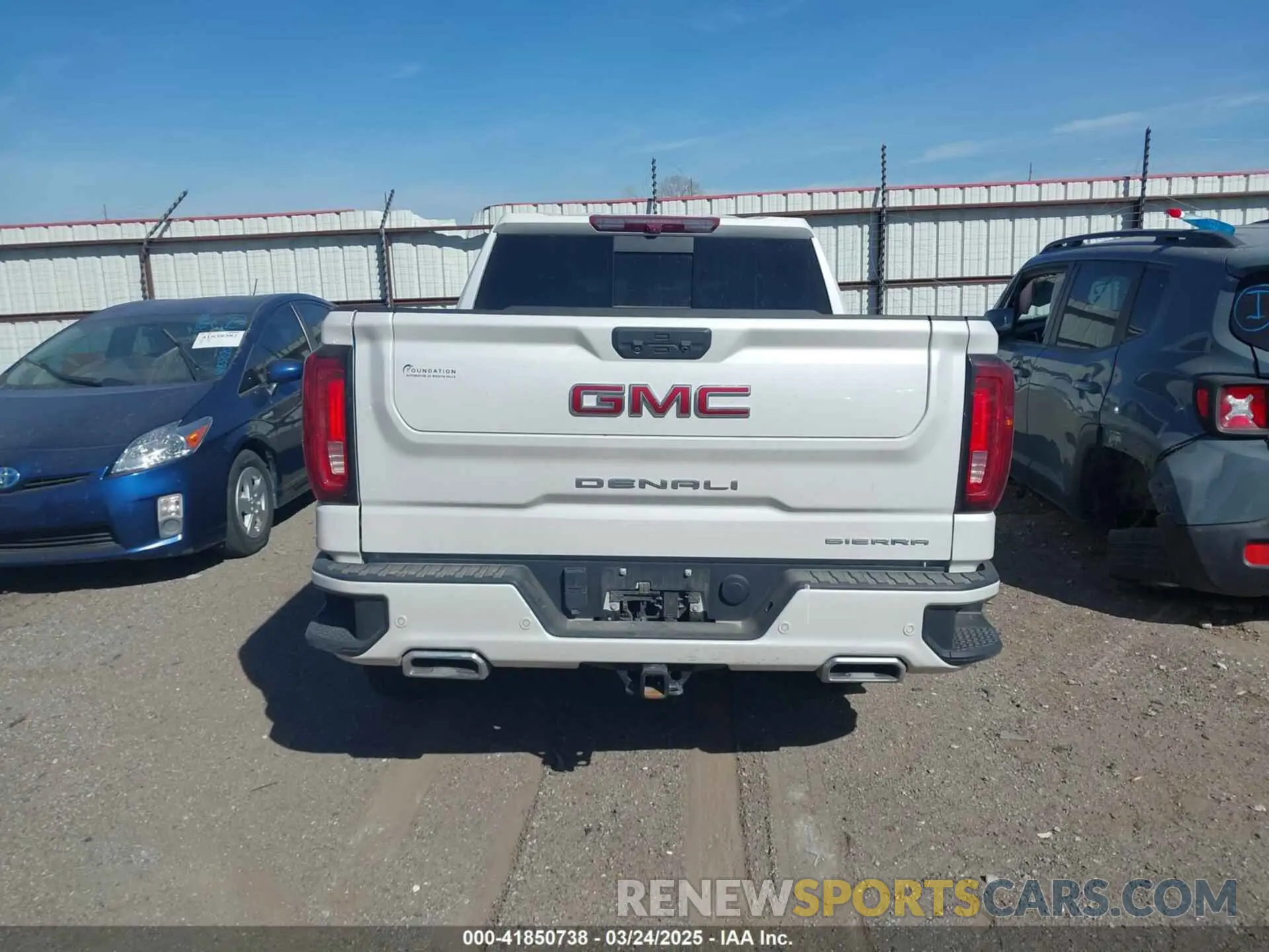 16 Photograph of a damaged car 3GTUUGET0NG599597 GMC SIERRA 1500 2022
