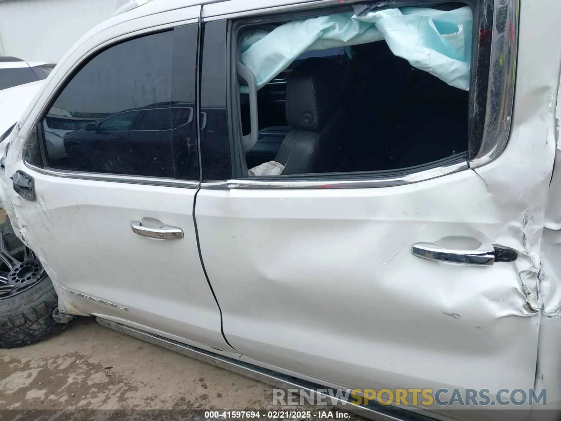 14 Photograph of a damaged car 3GTUUGET9NG618129 GMC SIERRA 1500 2022