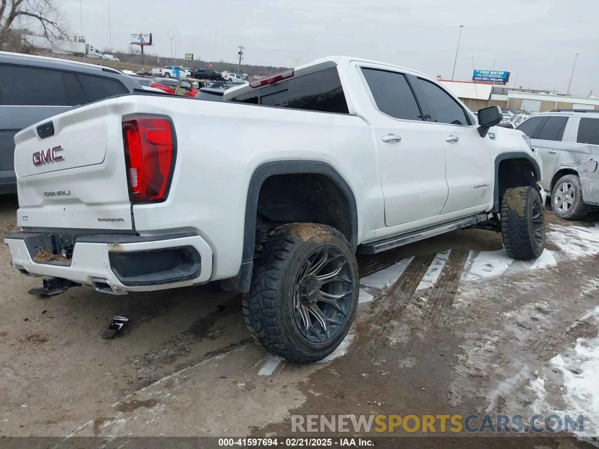 4 Photograph of a damaged car 3GTUUGET9NG618129 GMC SIERRA 1500 2022