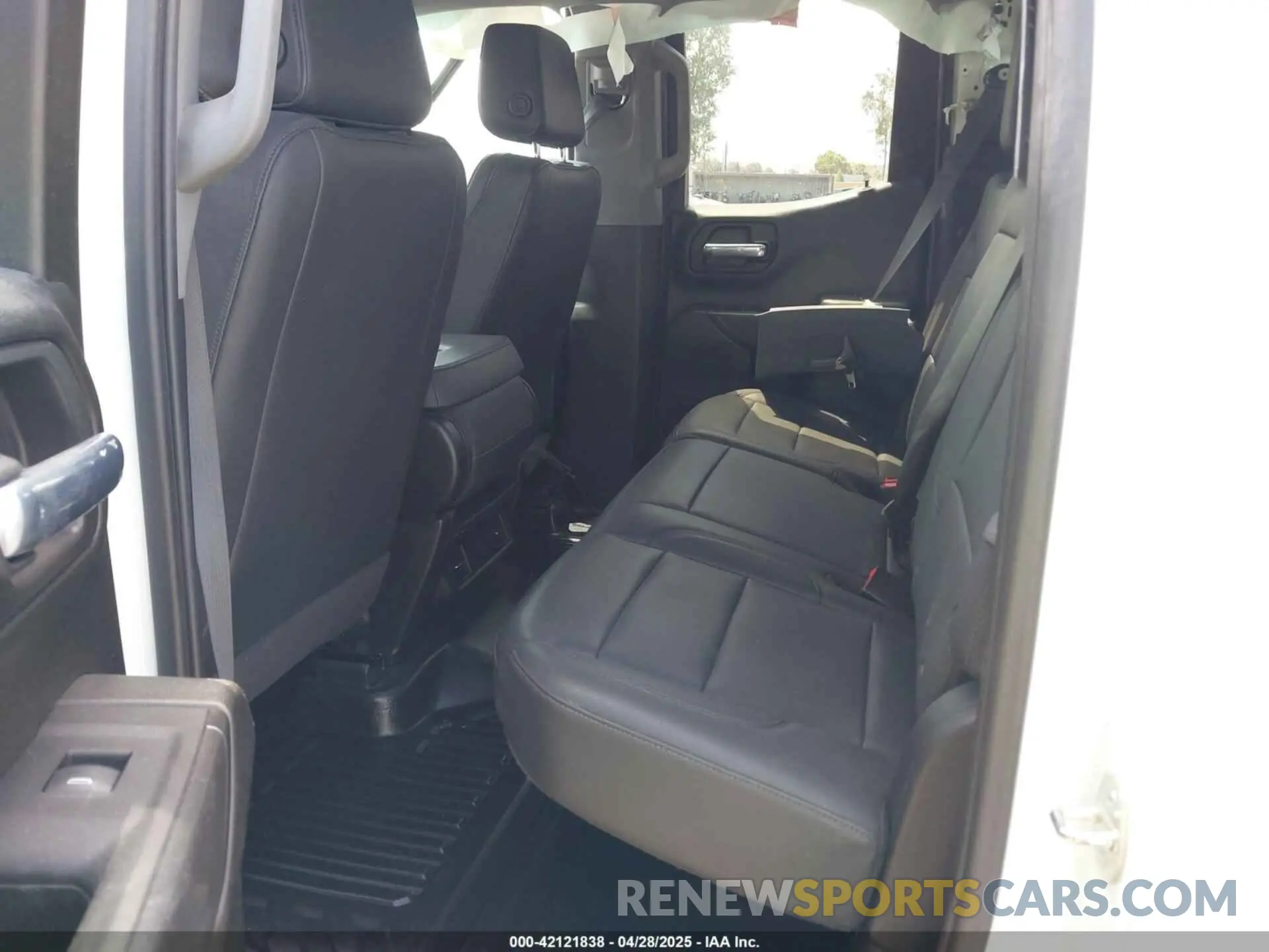 8 Photograph of a damaged car 1GTRUAEK4PZ254571 GMC SIERRA 1500 2023