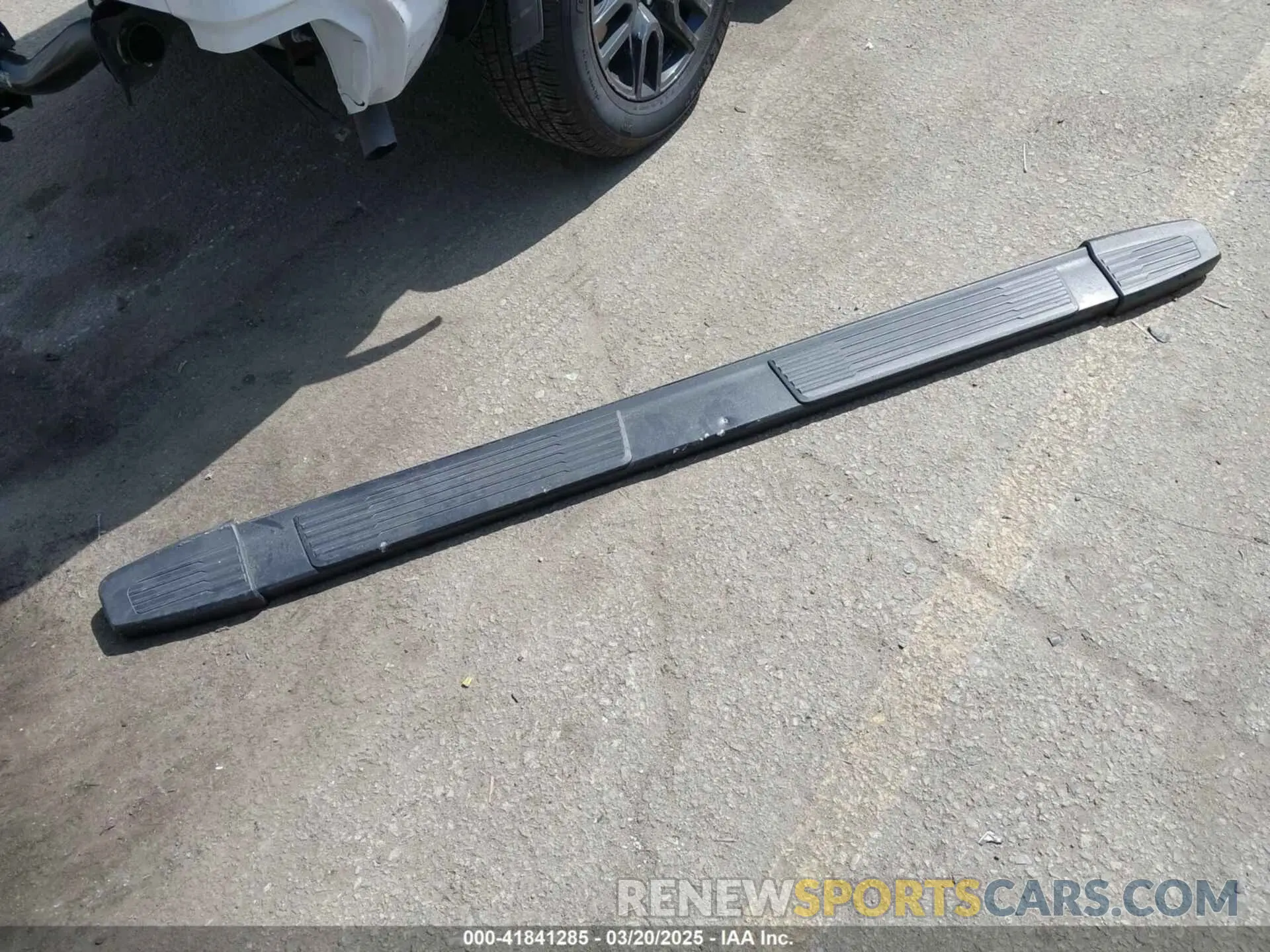 18 Photograph of a damaged car 1GTUUCED5PZ144197 GMC SIERRA 1500 2023