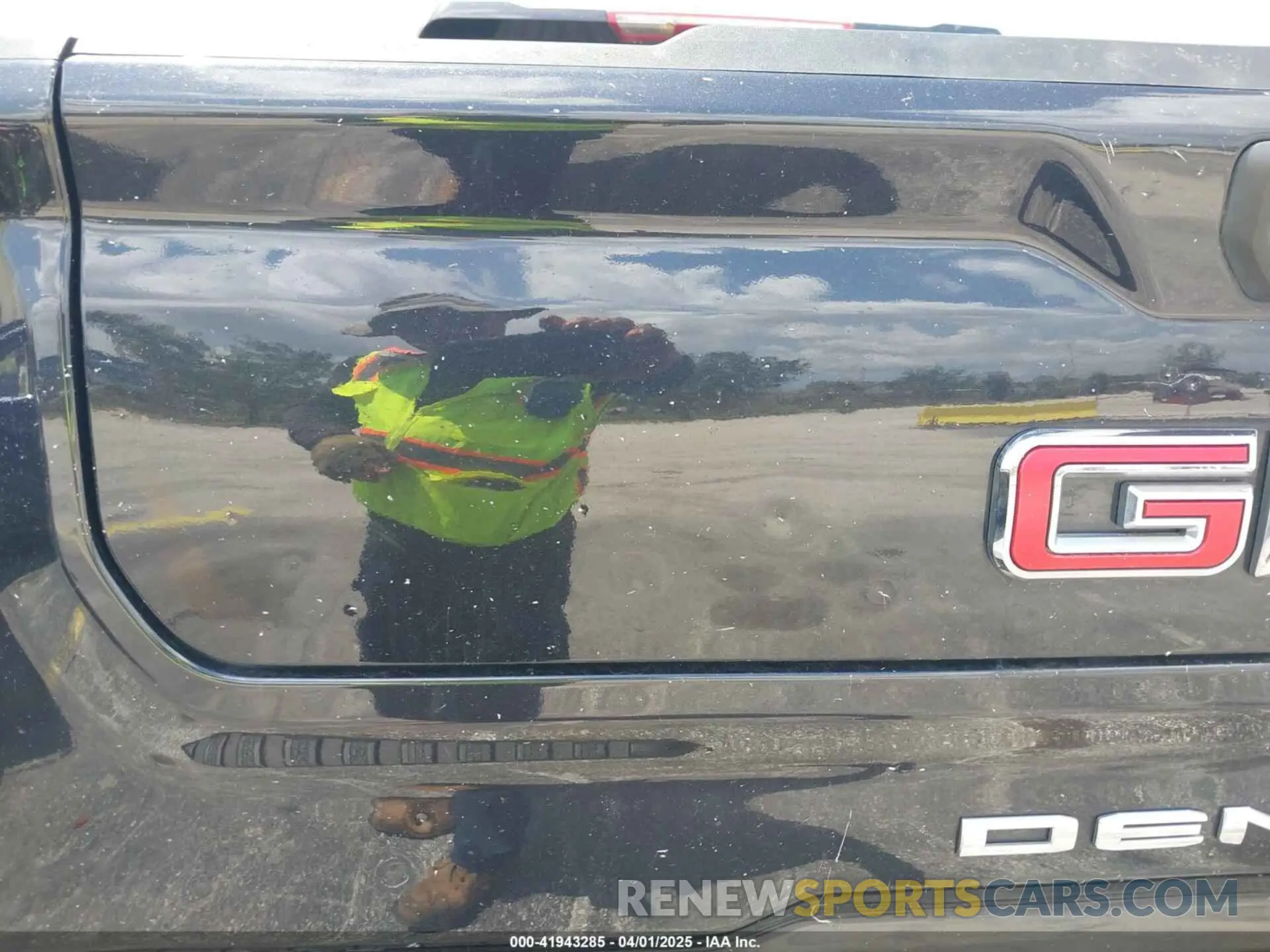18 Photograph of a damaged car 1GTUUGE81PZ308054 GMC SIERRA 1500 2023
