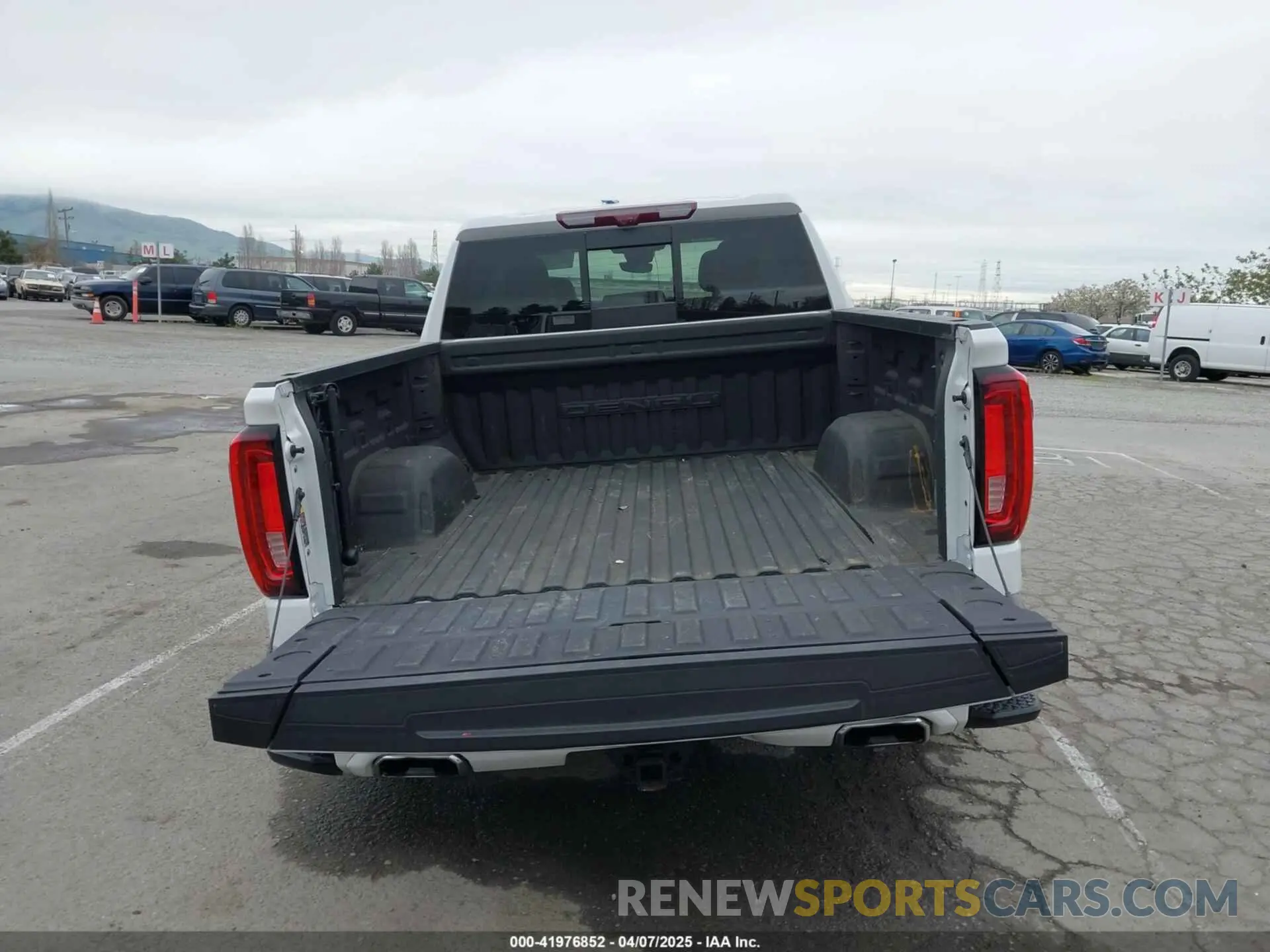 17 Photograph of a damaged car 1GTUUHEL2PZ298886 GMC SIERRA 1500 2023