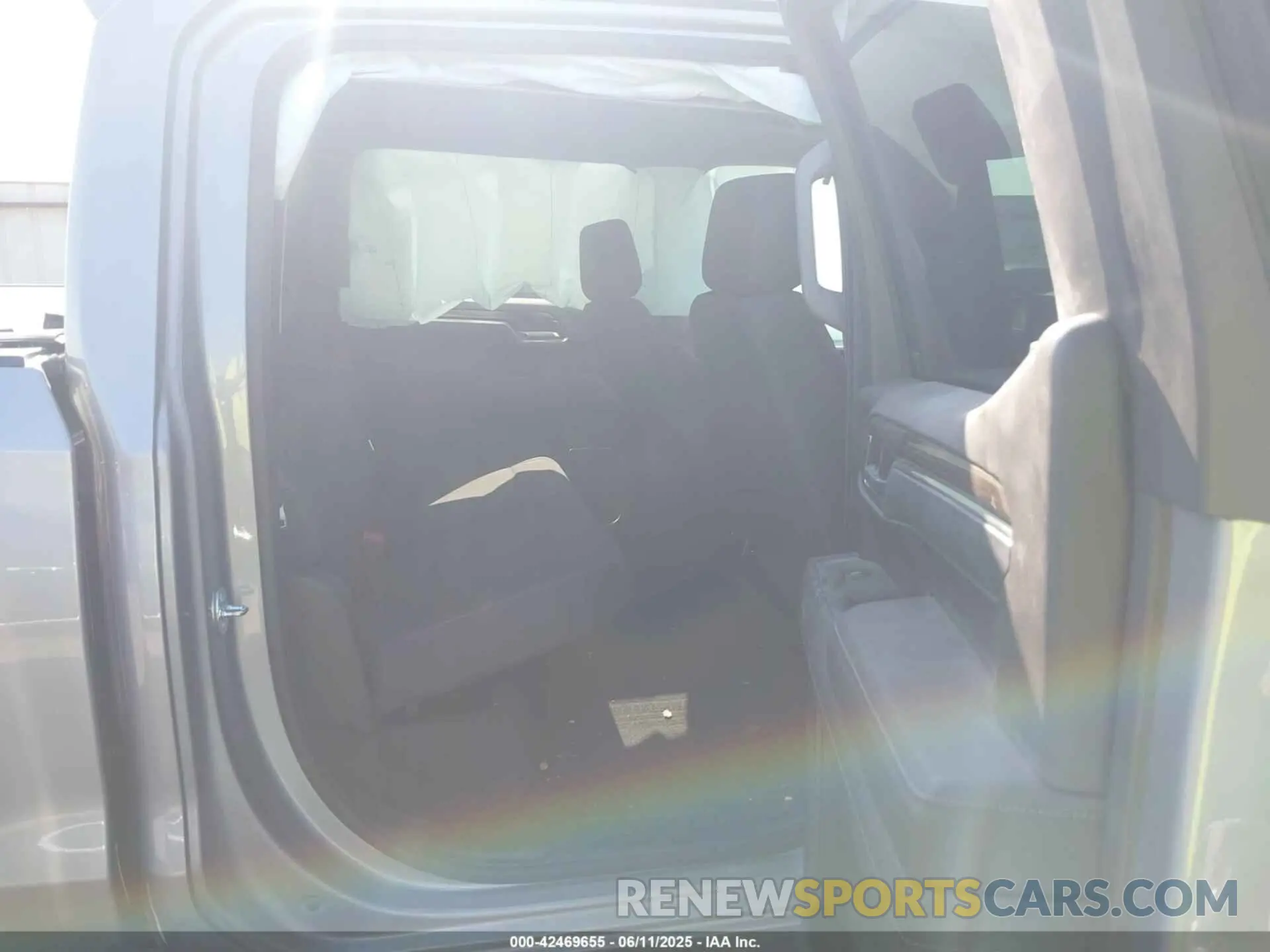 8 Photograph of a damaged car 3GTPUCEK5PG299070 GMC SIERRA 1500 2023