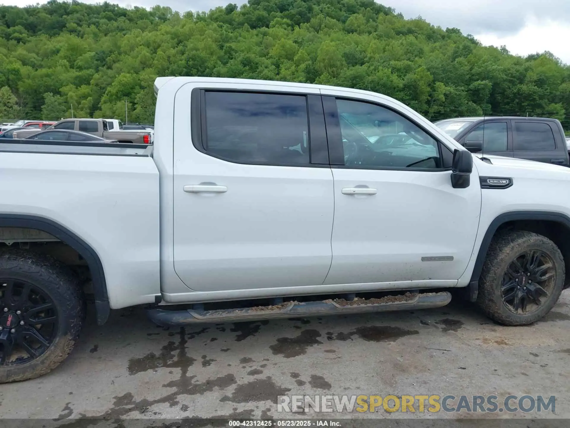 13 Photograph of a damaged car 3GTUUCED5PG356243 GMC SIERRA 1500 2023
