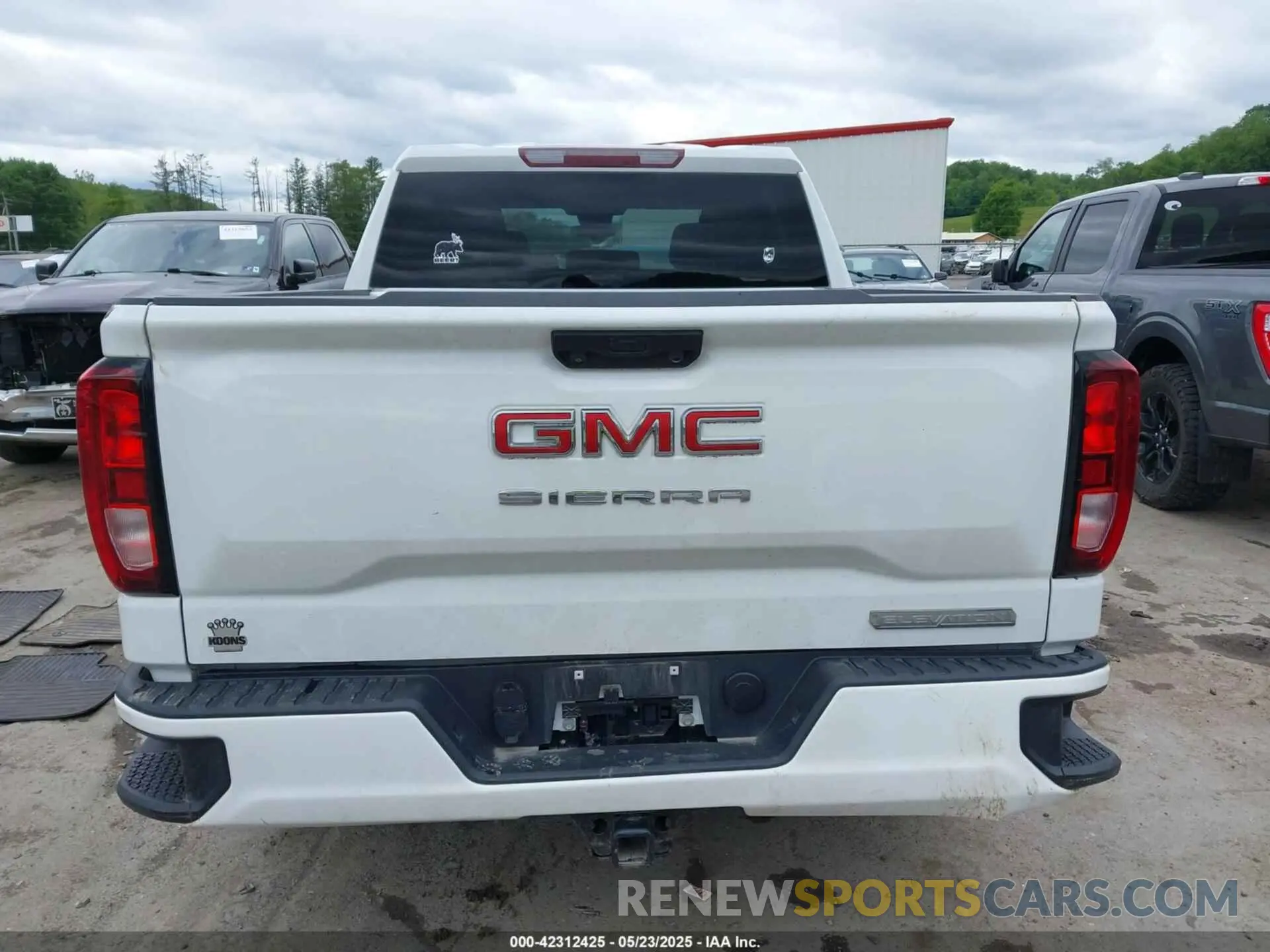 16 Photograph of a damaged car 3GTUUCED5PG356243 GMC SIERRA 1500 2023