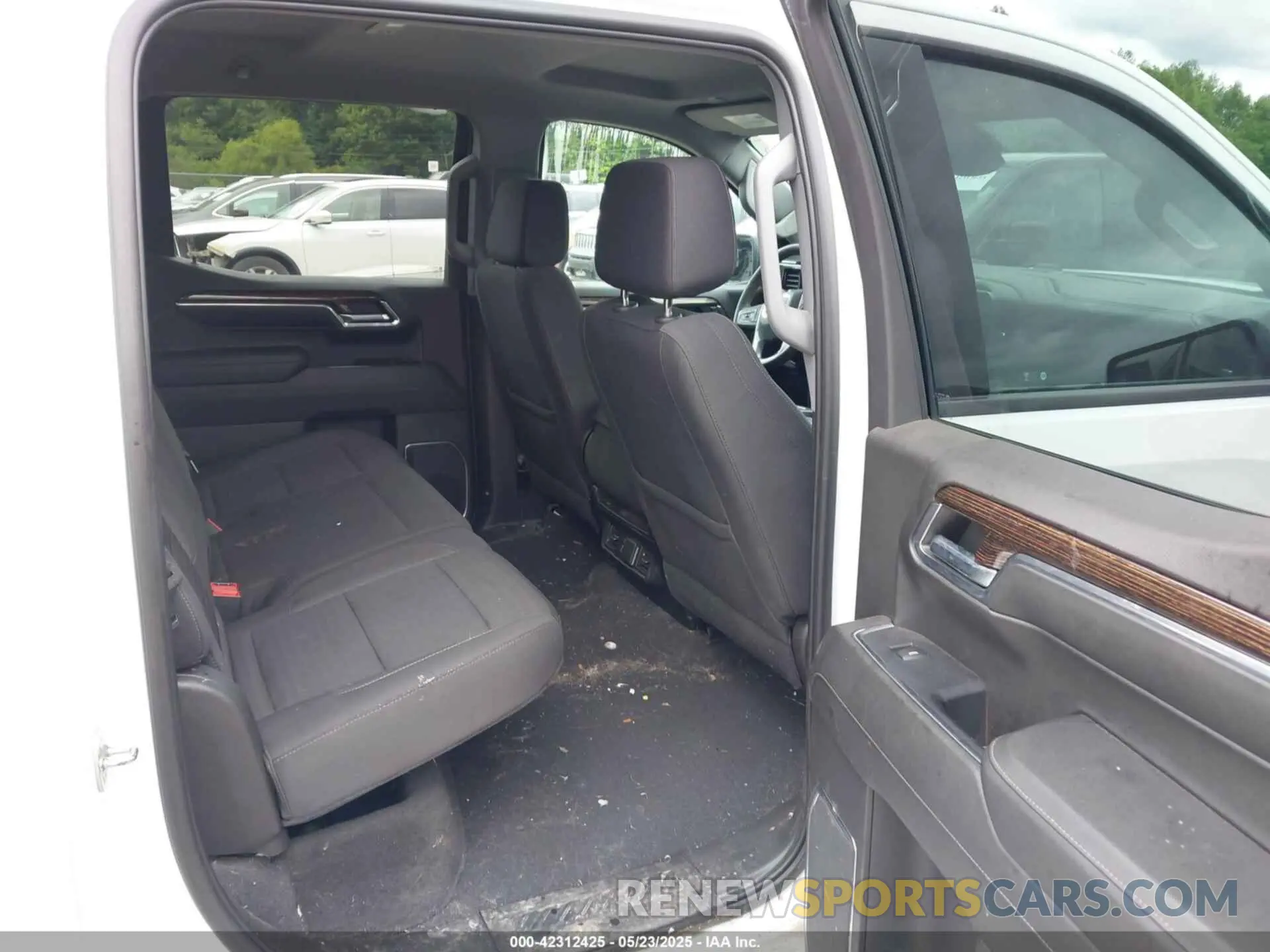 8 Photograph of a damaged car 3GTUUCED5PG356243 GMC SIERRA 1500 2023