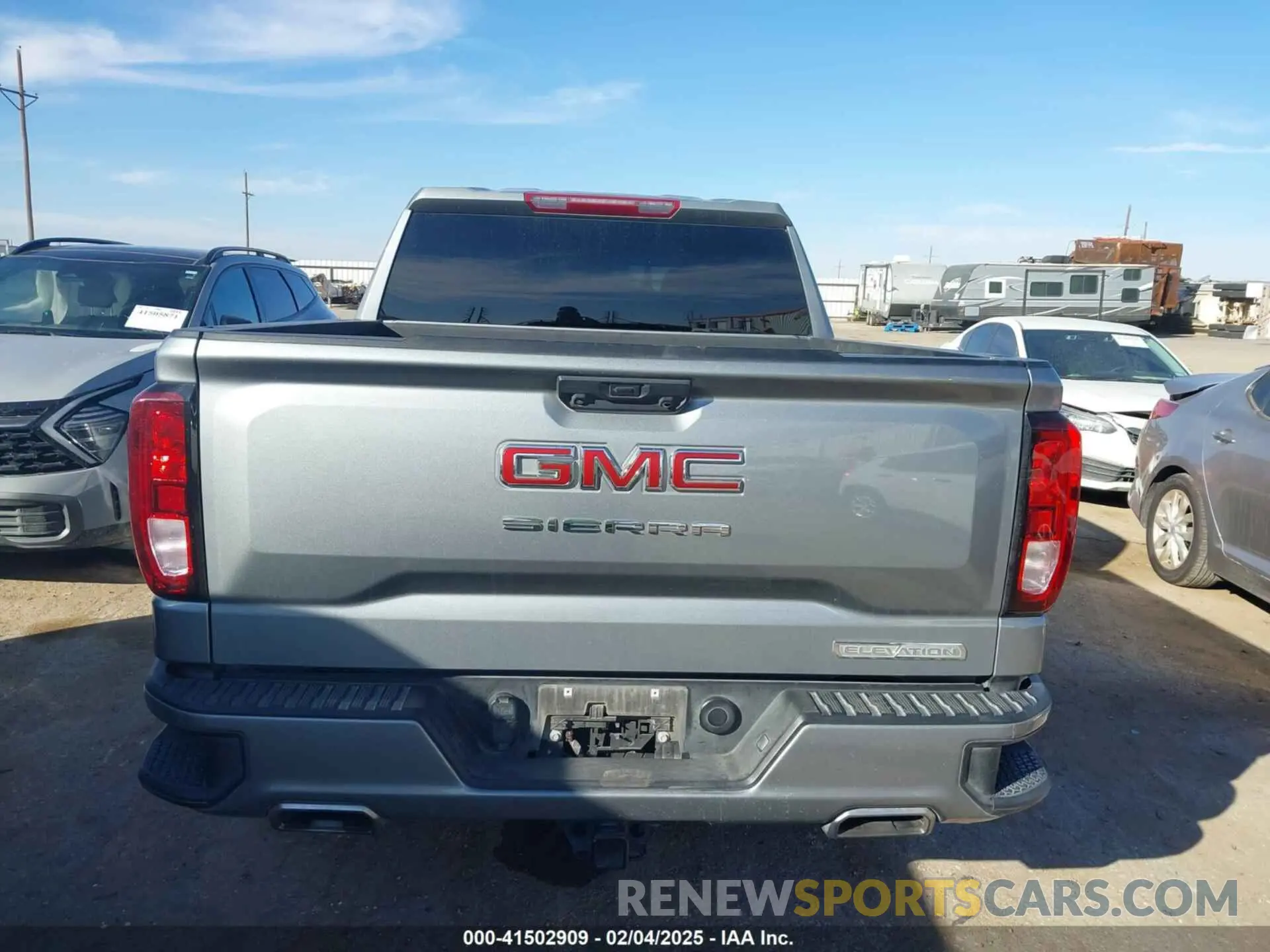 17 Photograph of a damaged car 3GTUUCED9PG162802 GMC SIERRA 1500 2023