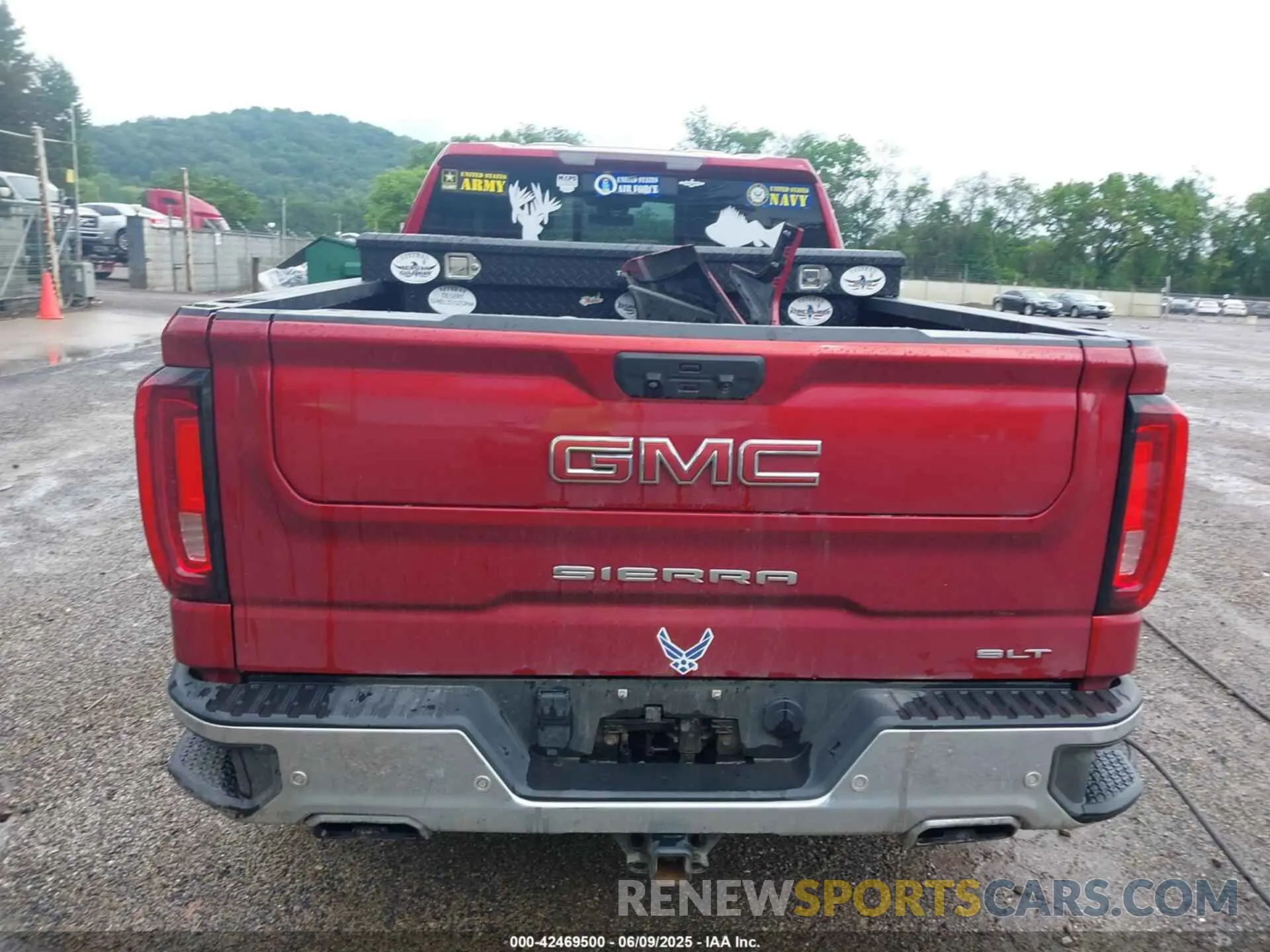 17 Photograph of a damaged car 3GTUUDEL3PG184372 GMC SIERRA 1500 2023