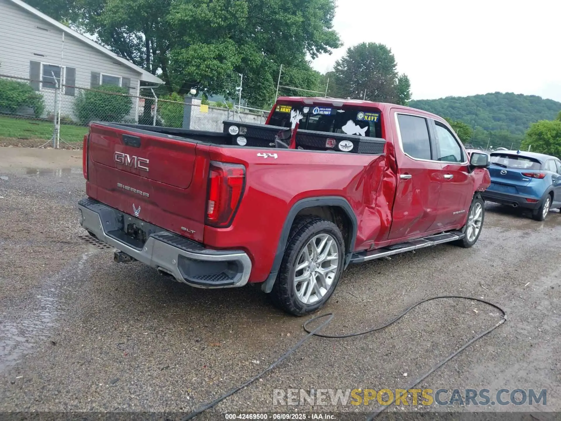 4 Photograph of a damaged car 3GTUUDEL3PG184372 GMC SIERRA 1500 2023