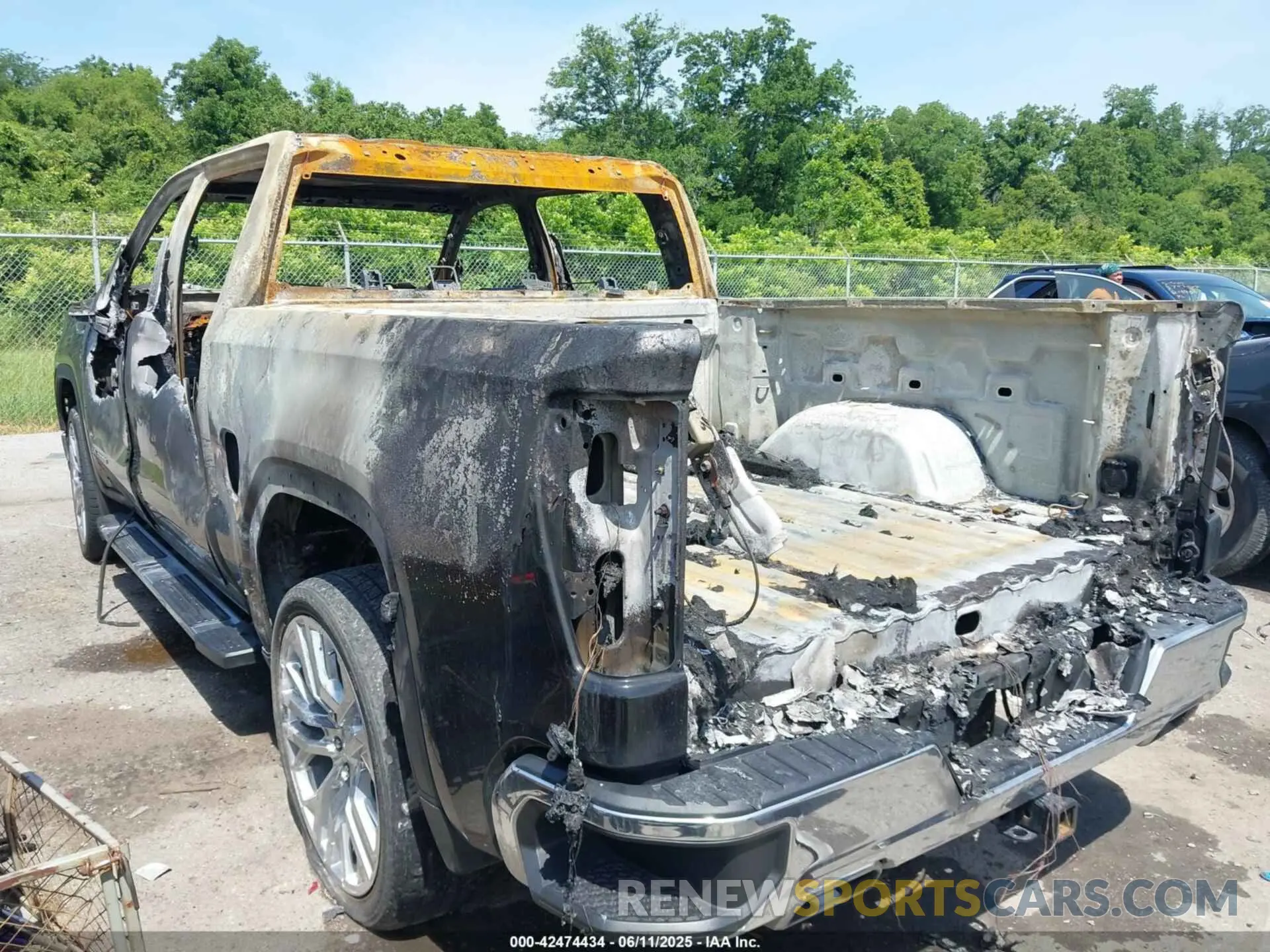 3 Photograph of a damaged car 1GTUUBED9RZ197725 GMC SIERRA 1500 2024
