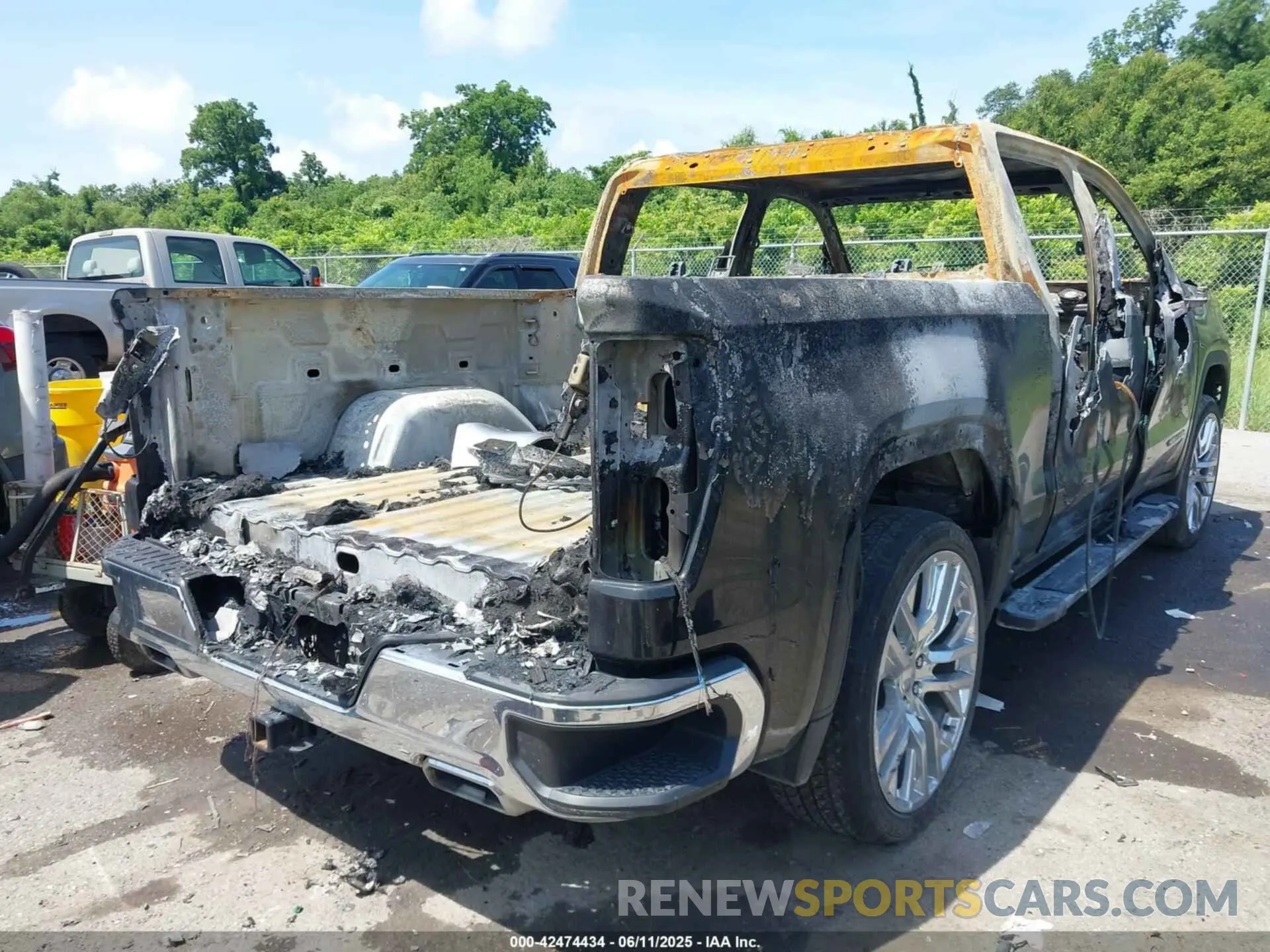 4 Photograph of a damaged car 1GTUUBED9RZ197725 GMC SIERRA 1500 2024