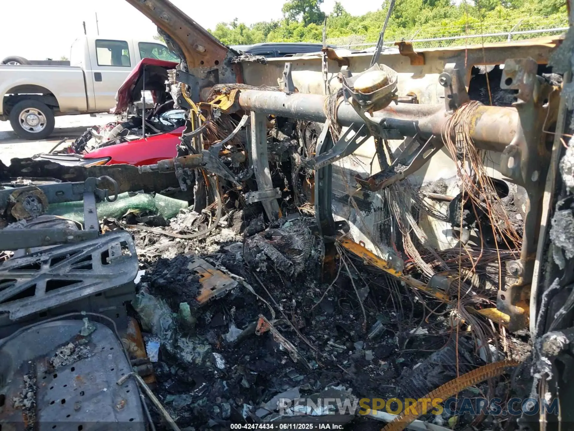5 Photograph of a damaged car 1GTUUBED9RZ197725 GMC SIERRA 1500 2024