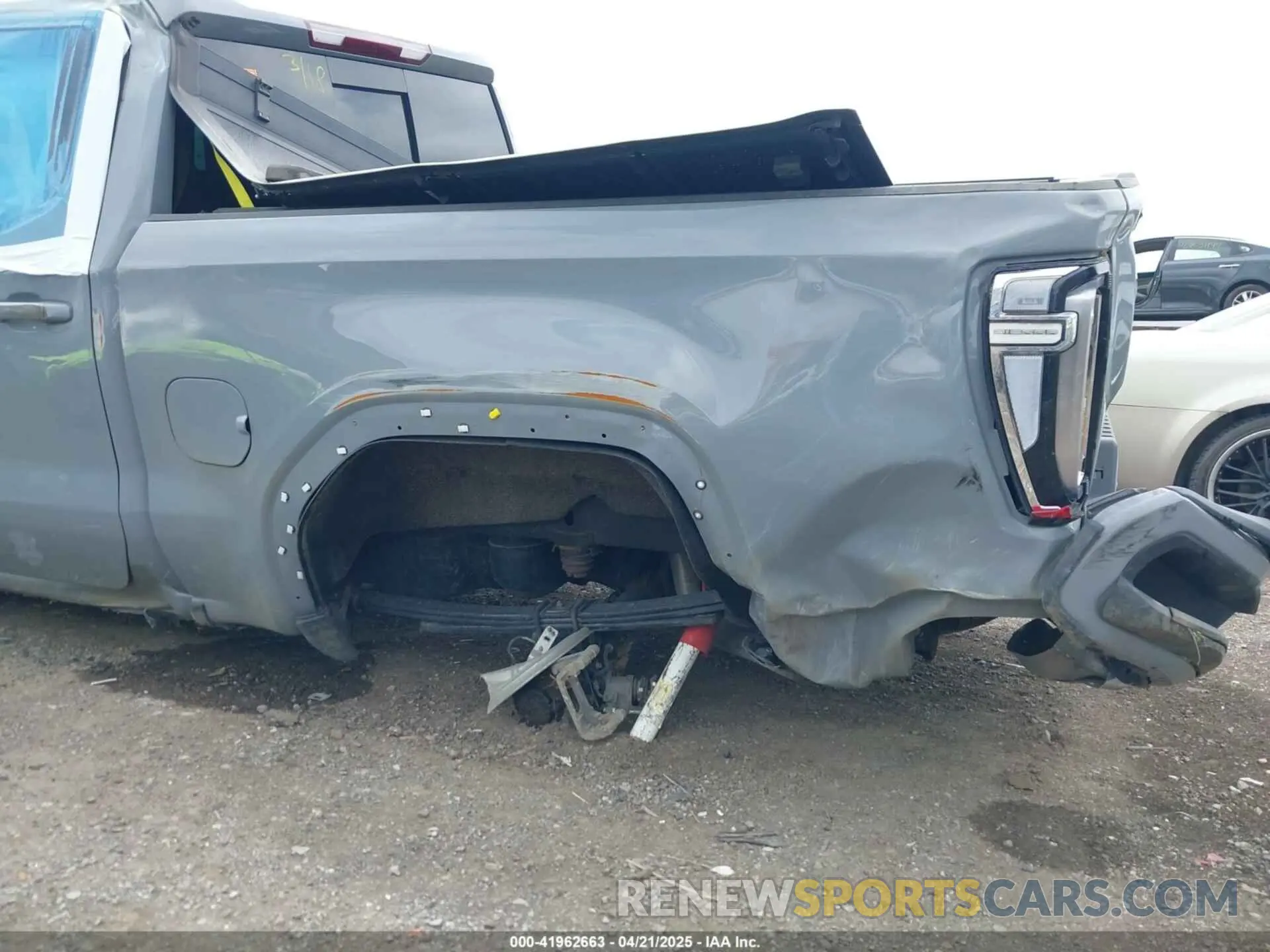 18 Photograph of a damaged car 1GTUUEE8XRZ205772 GMC SIERRA 1500 2024