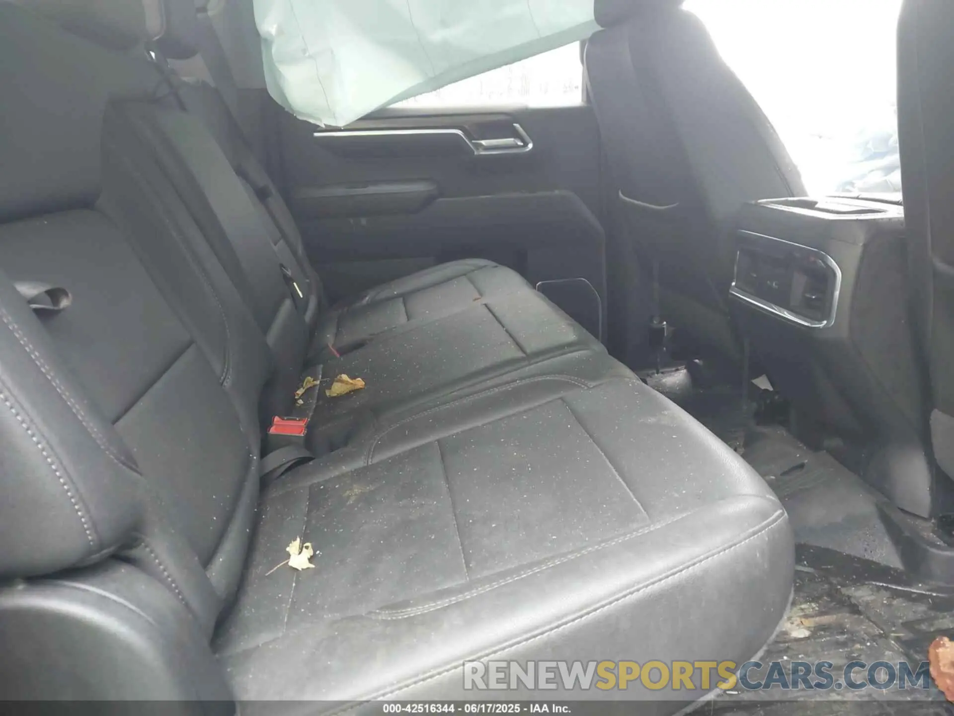 8 Photograph of a damaged car 3GTUUCE82RG210808 GMC SIERRA 1500 2024