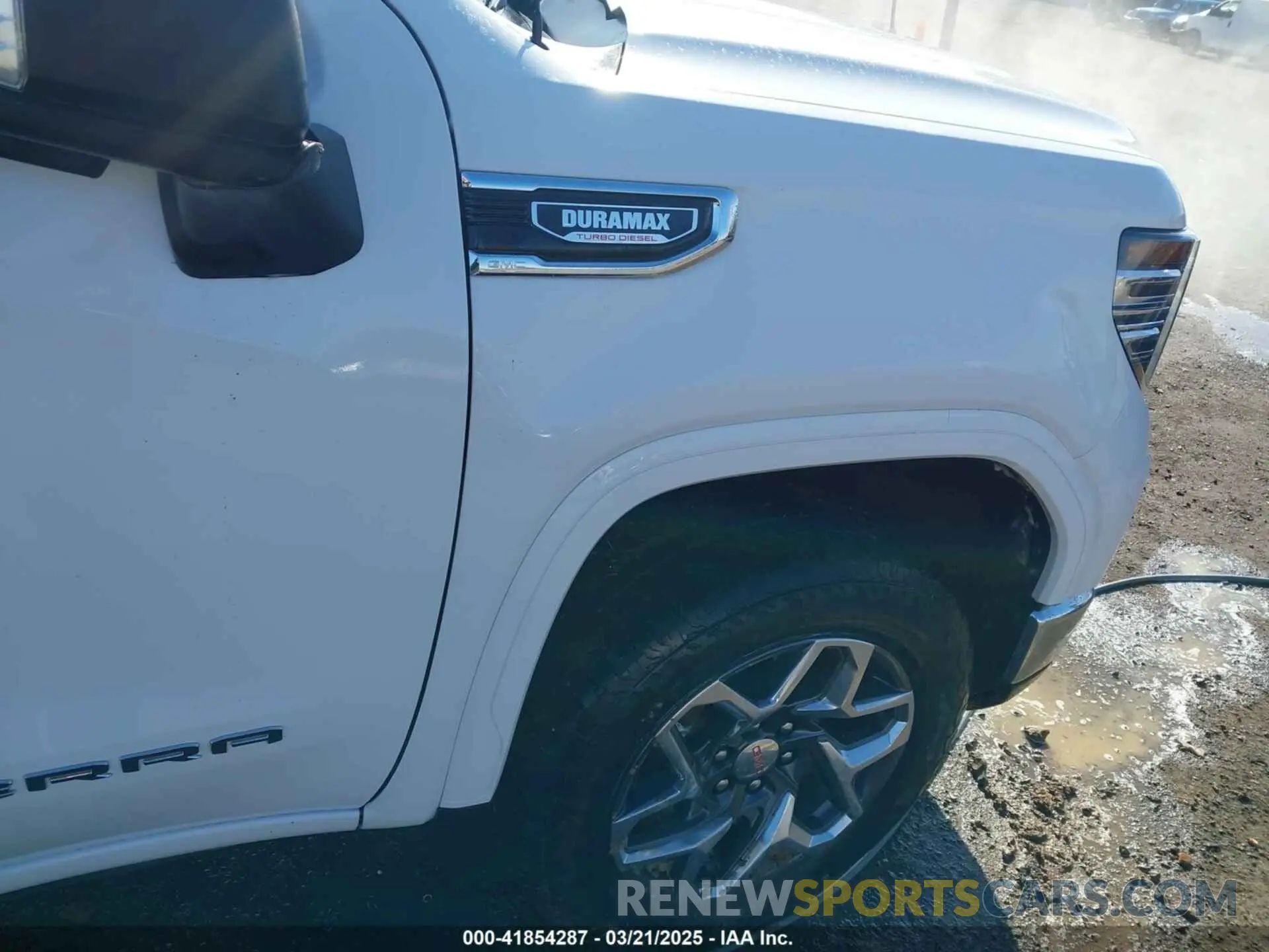17 Photograph of a damaged car 3GTUUDE80RG381790 GMC SIERRA 1500 2024