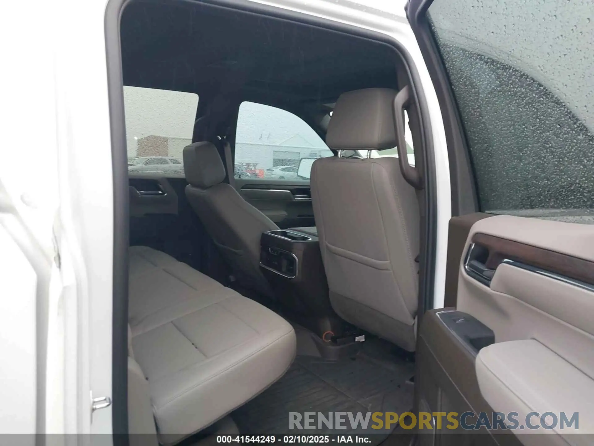 8 Photograph of a damaged car 3GTUUDED6RG367695 GMC SIERRA 1500 2024