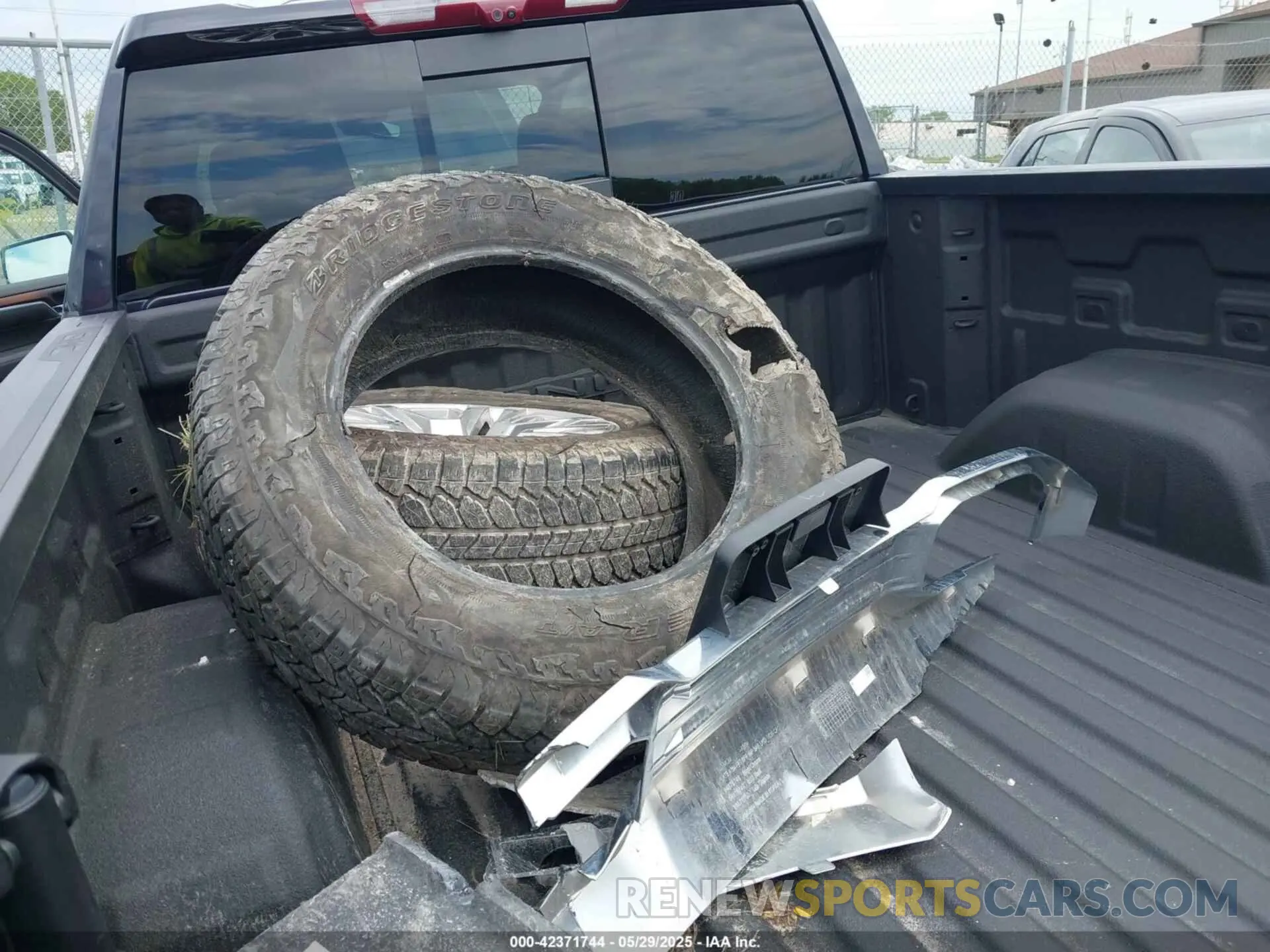 12 Photograph of a damaged car 3GTUUGED4RG312017 GMC SIERRA 1500 2024