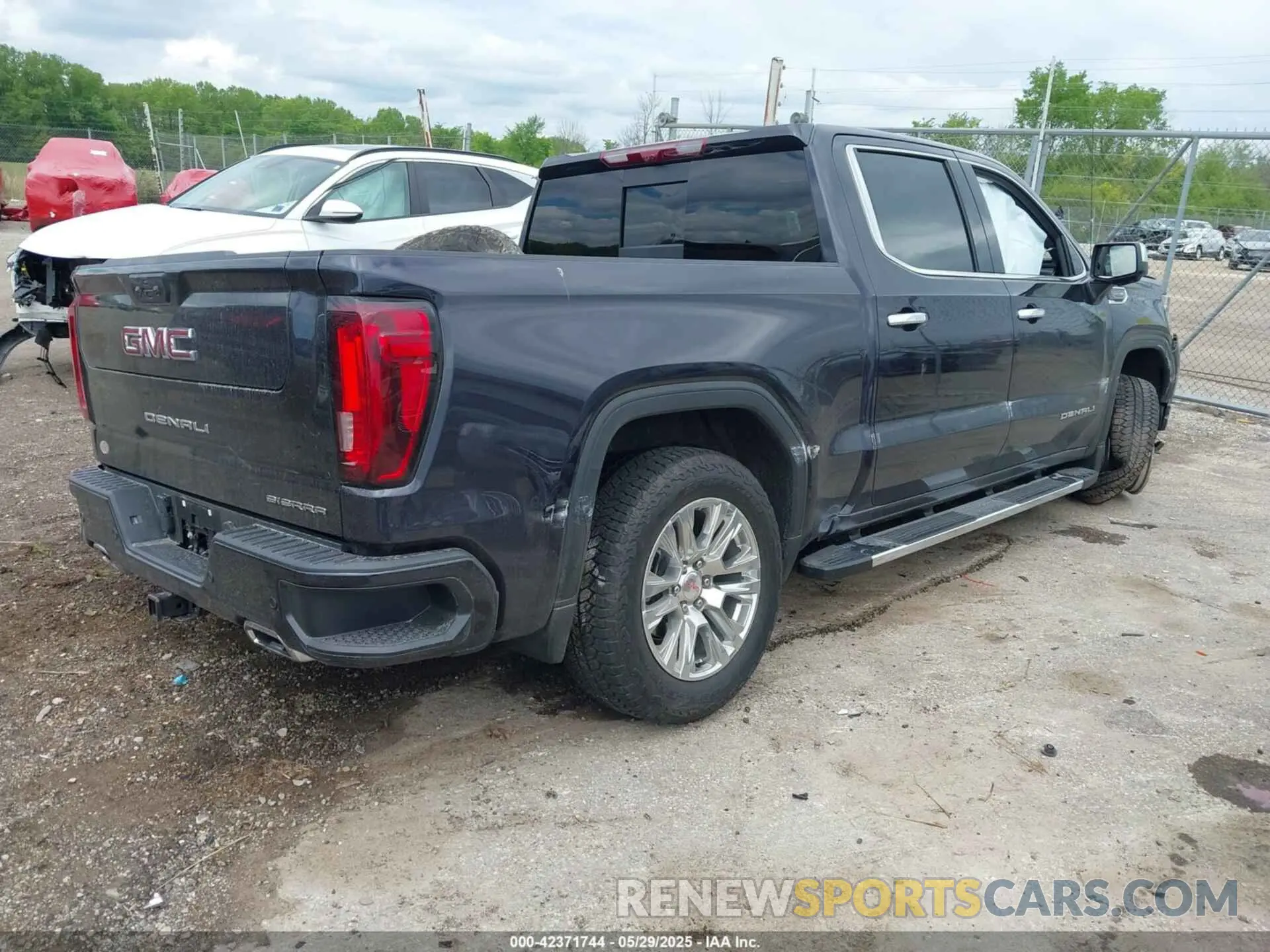 4 Photograph of a damaged car 3GTUUGED4RG312017 GMC SIERRA 1500 2024