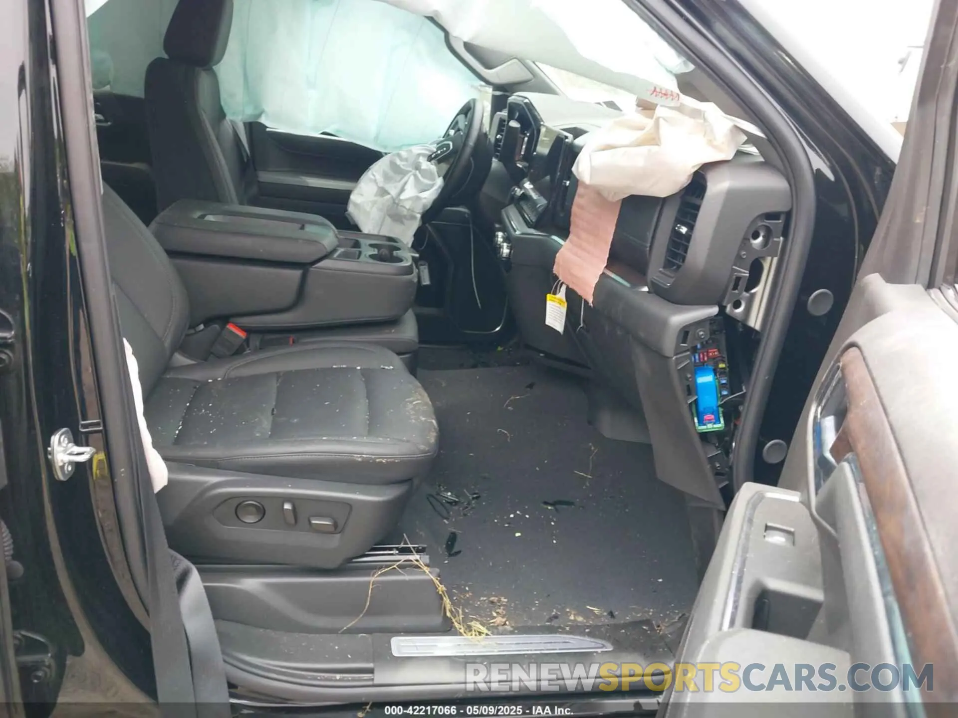 5 Photograph of a damaged car 3GTUUDED4SG203108 GMC SIERRA 1500 2025