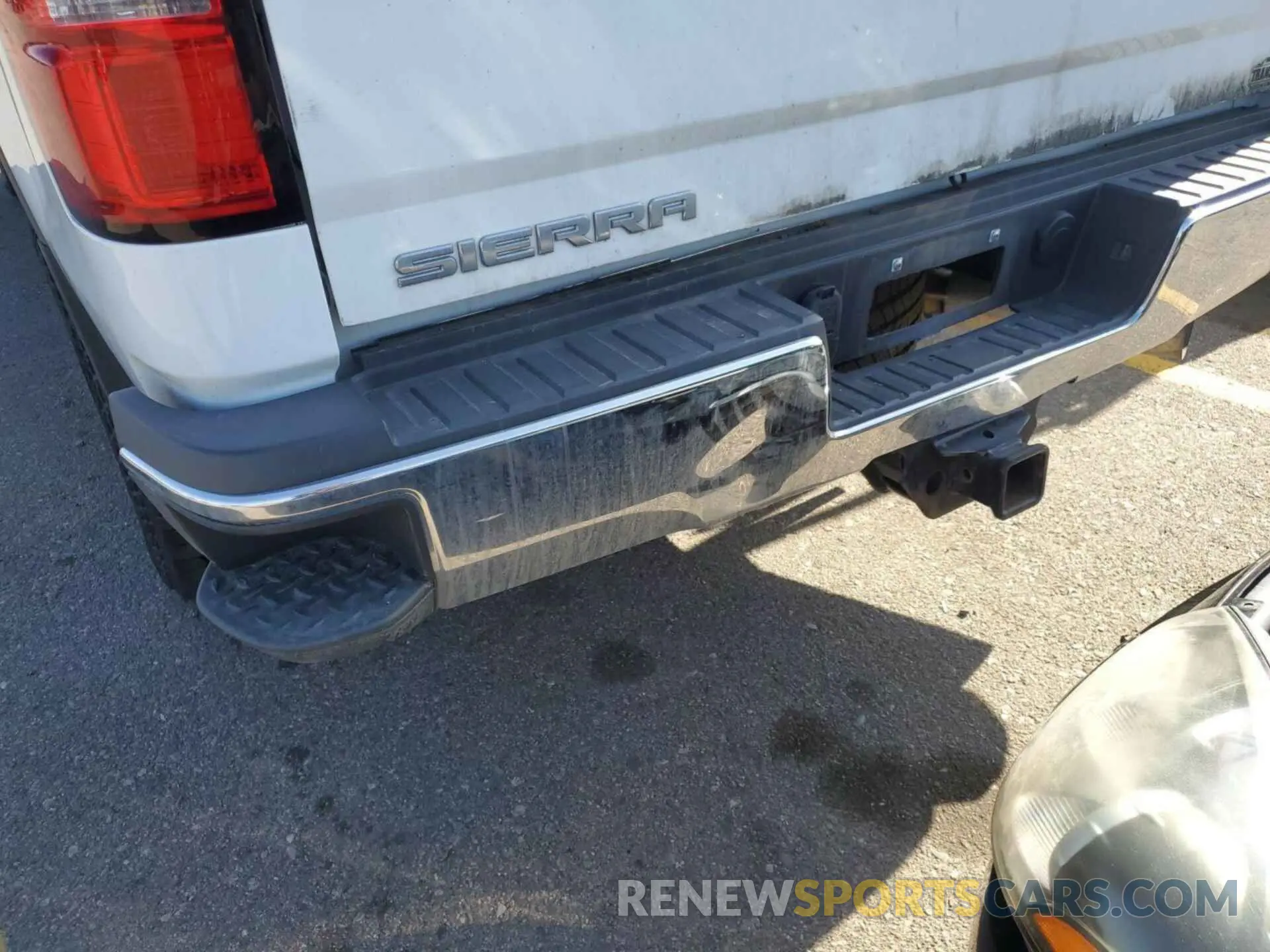 10 Photograph of a damaged car 1GT42TCY5KF247562 GMC SIERRA 2019