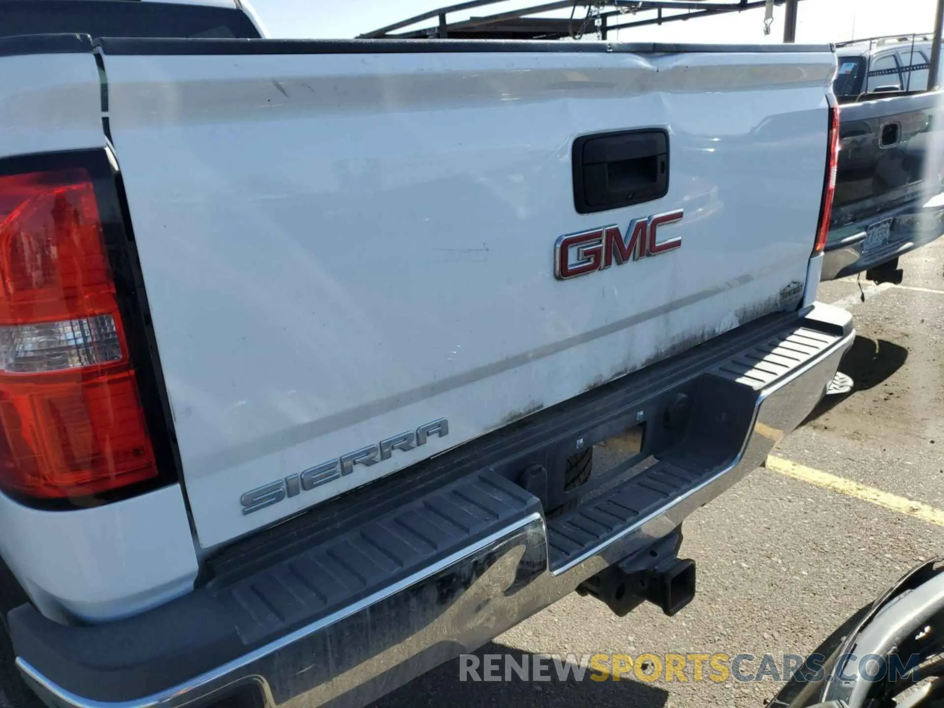 22 Photograph of a damaged car 1GT42TCY5KF247562 GMC SIERRA 2019