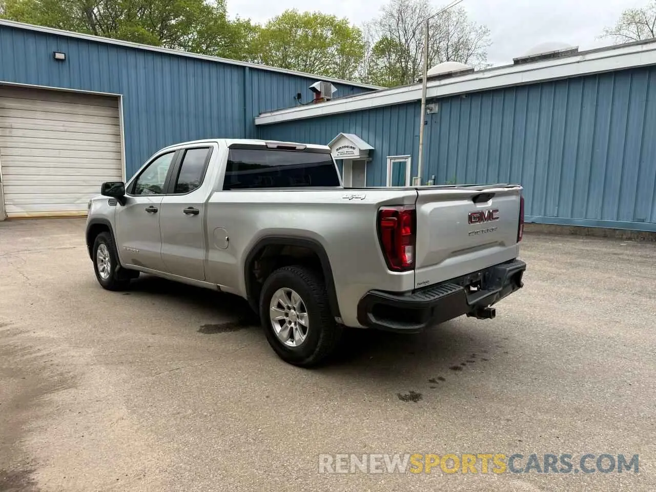 3 Photograph of a damaged car 1GTR9AEH7KZ294383 GMC SIERRA 2019
