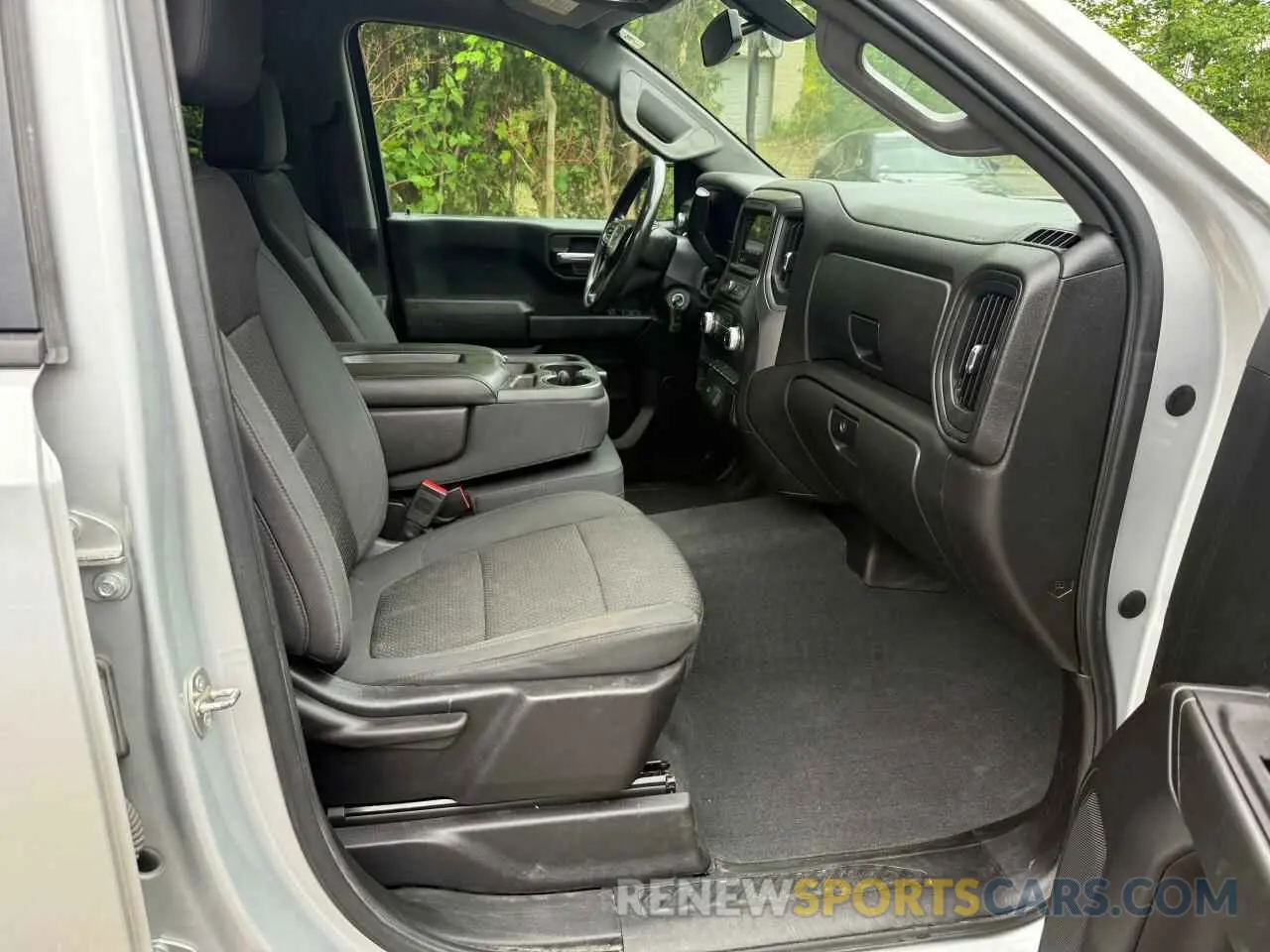 5 Photograph of a damaged car 1GTR9AEH7KZ294383 GMC SIERRA 2019