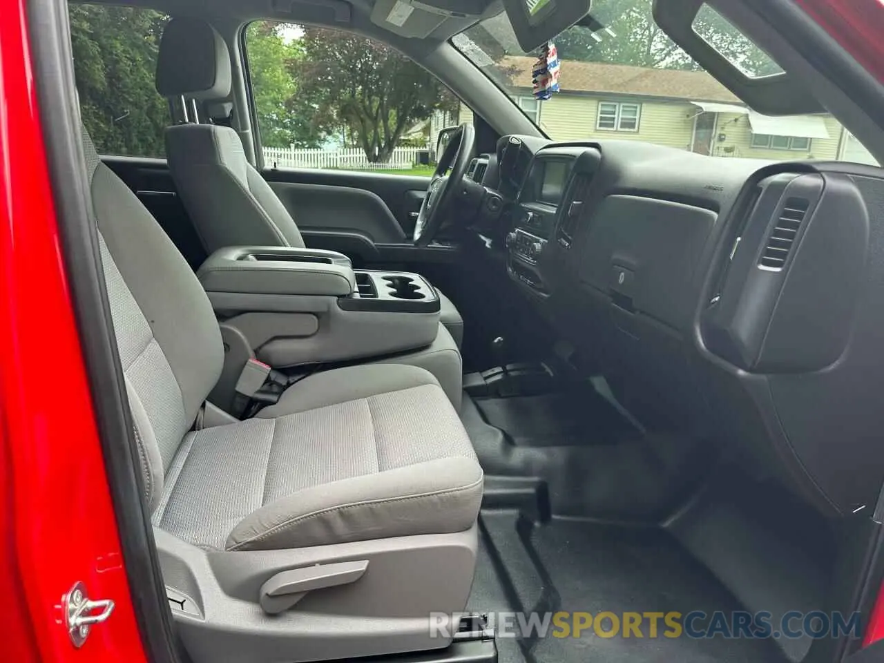 5 Photograph of a damaged car 2GTV2LEC1K1187034 GMC SIERRA 2019