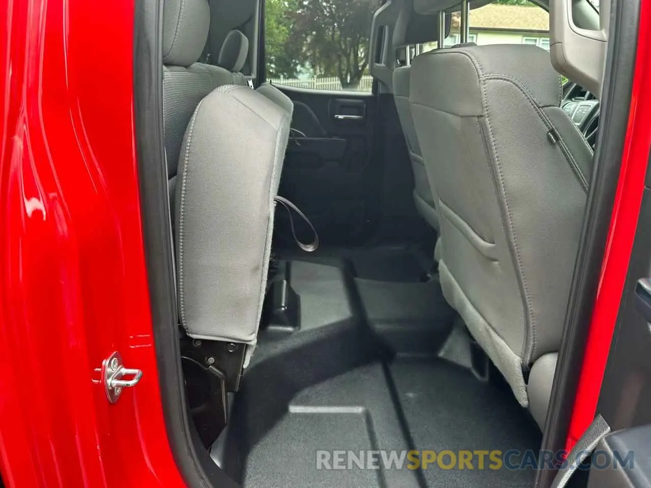 6 Photograph of a damaged car 2GTV2LEC1K1187034 GMC SIERRA 2019