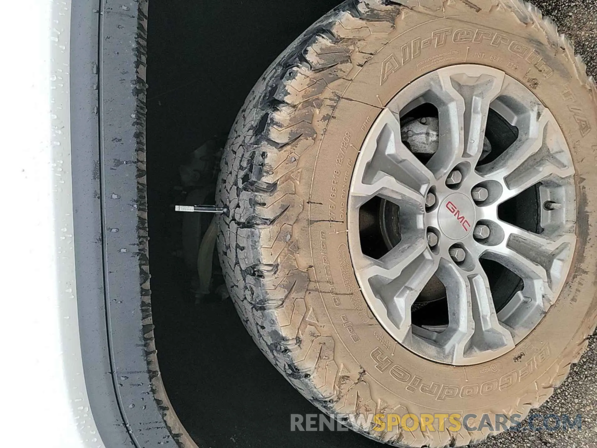 24 Photograph of a damaged car 3GTU9BED9KG226096 GMC SIERRA 2019