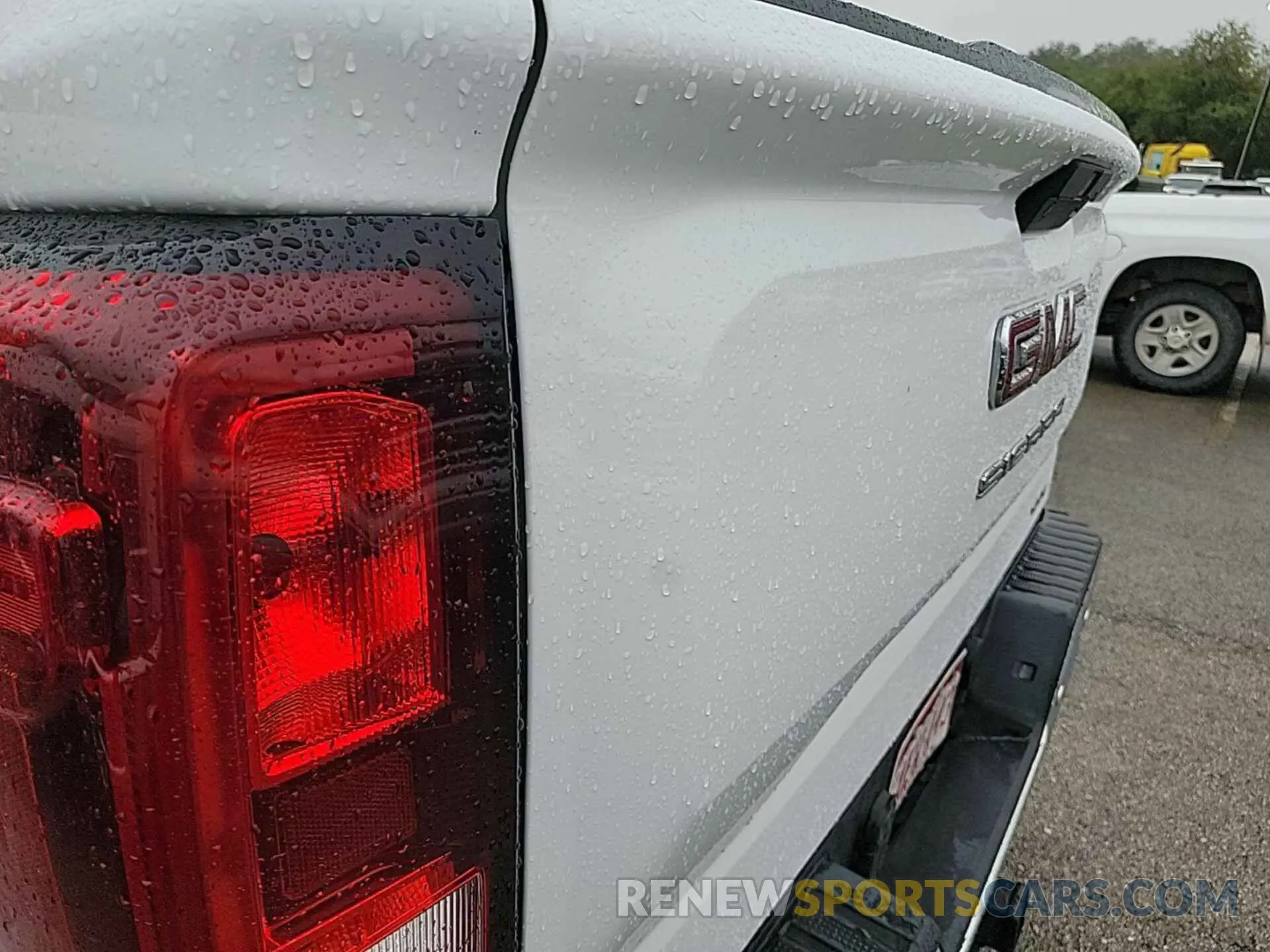 8 Photograph of a damaged car 3GTU9BED9KG226096 GMC SIERRA 2019