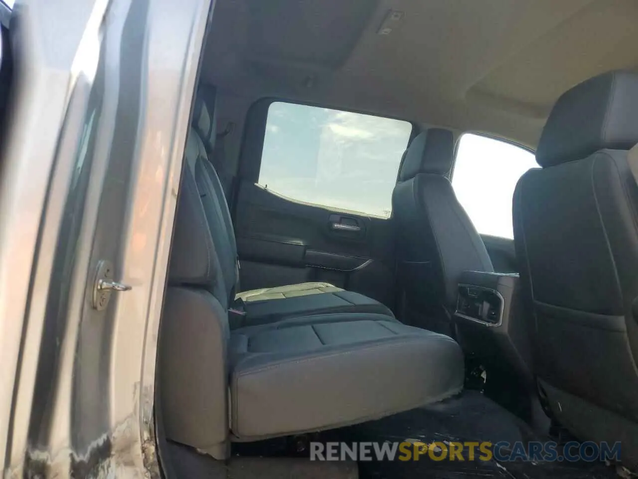 10 Photograph of a damaged car 3GTU9DED5KG238001 GMC SIERRA 2019